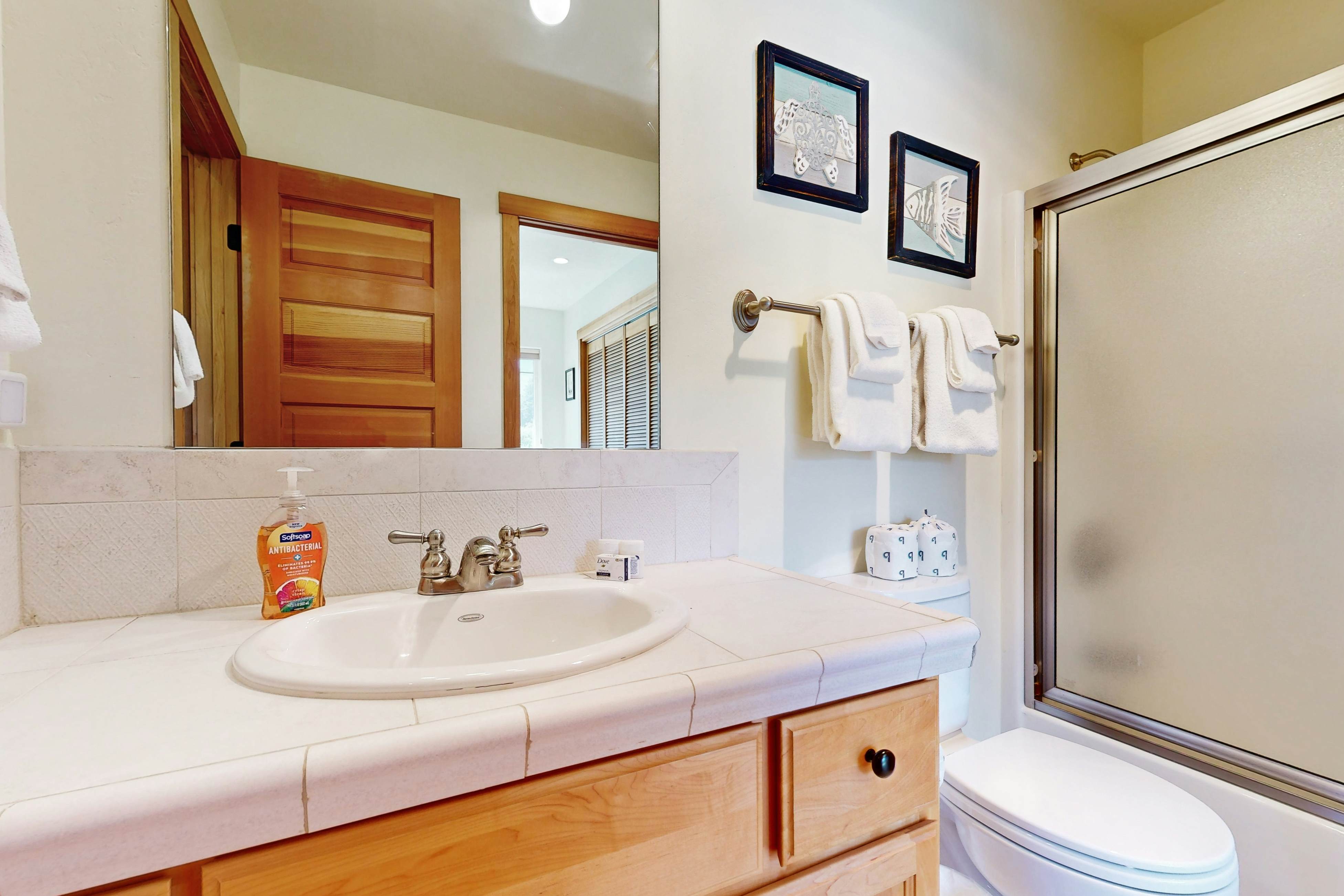 Beautiful lakefront townhome with kayaks & dock - 2 blocks to the beach