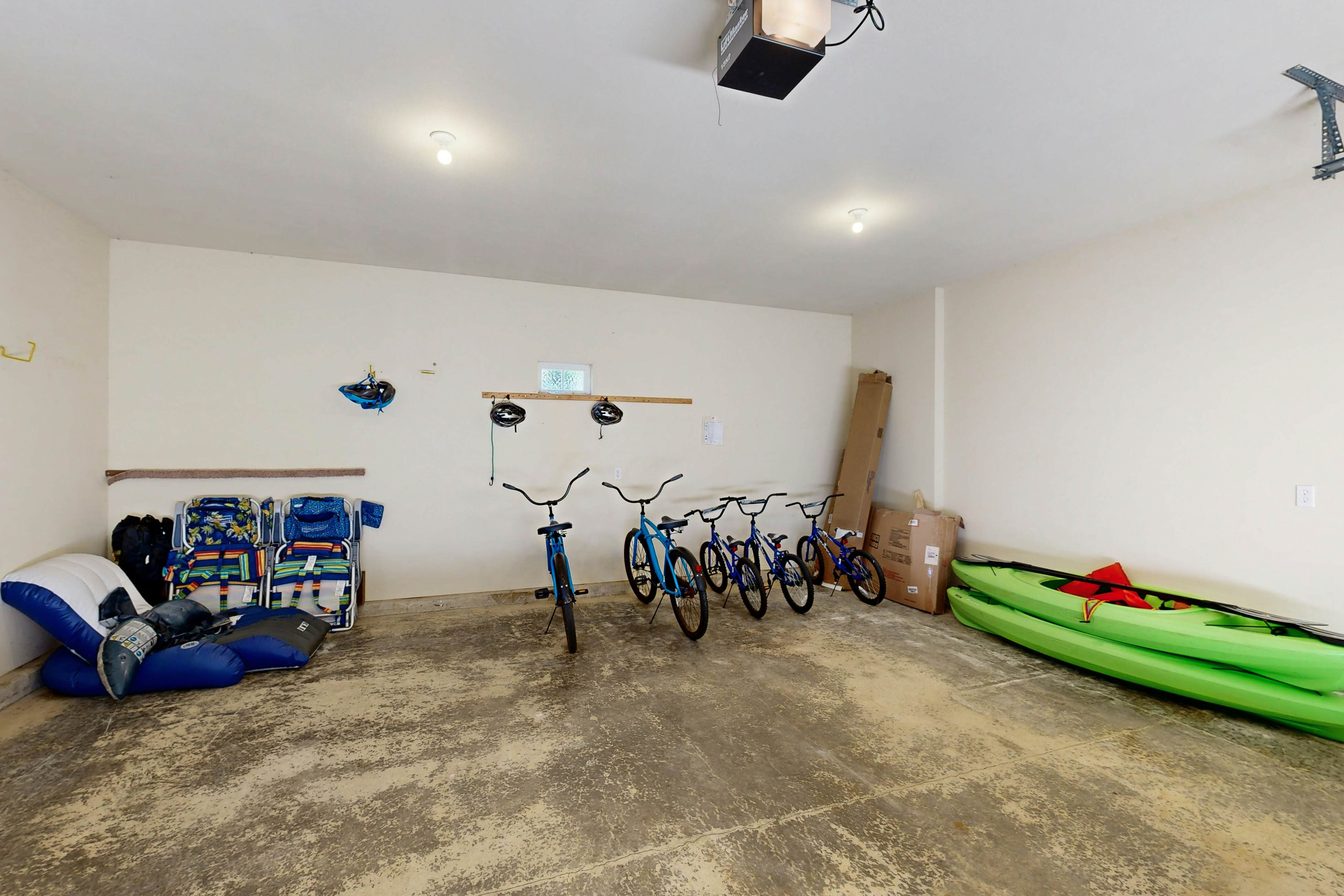 Beautiful lakefront townhome with kayaks & dock - 2 blocks to the beach