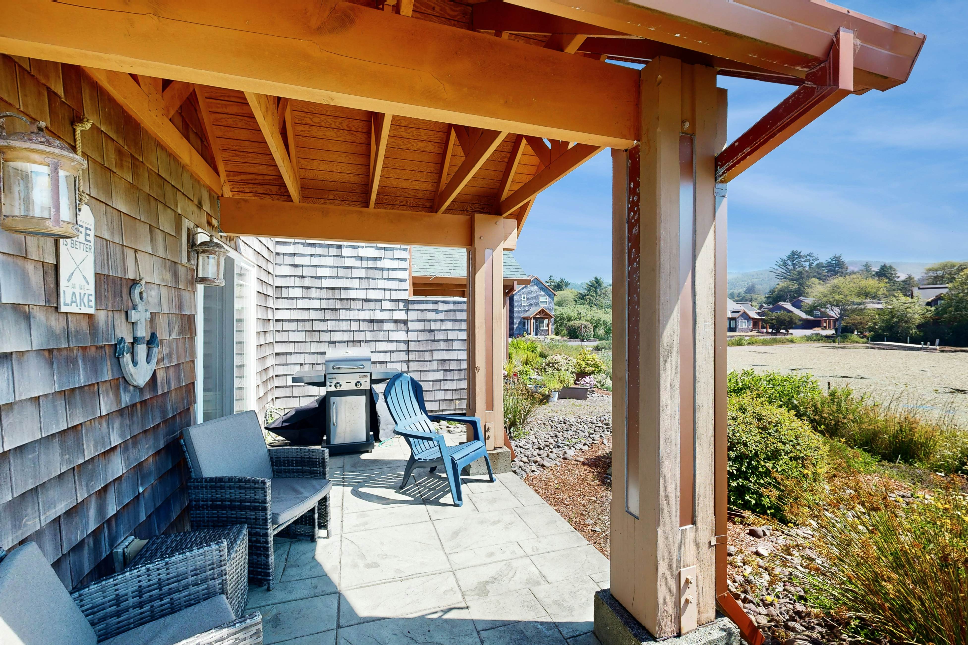 Beautiful lakefront townhome with kayaks & dock - 2 blocks to the beach