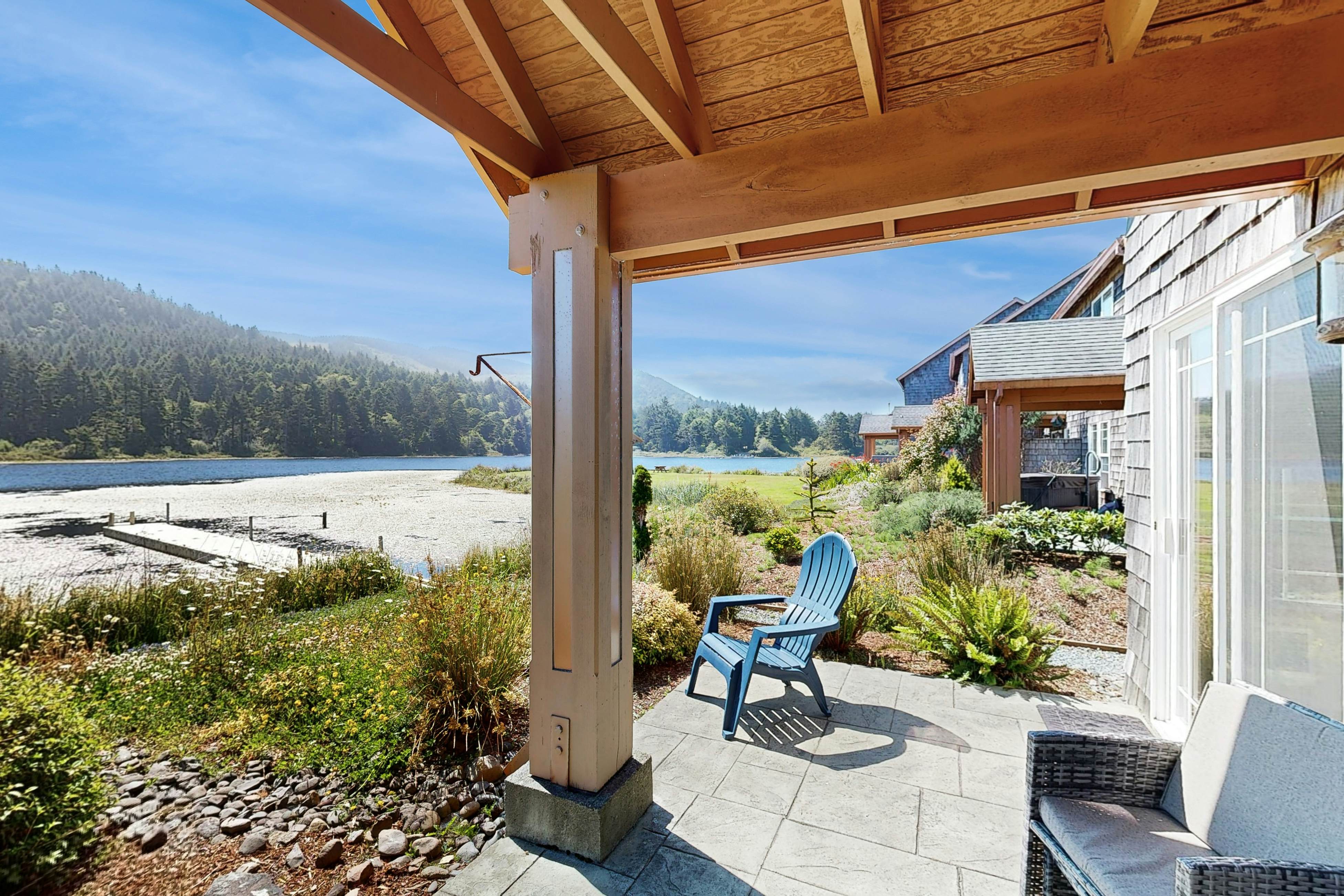 Beautiful lakefront townhome with kayaks & dock - 2 blocks to the beach