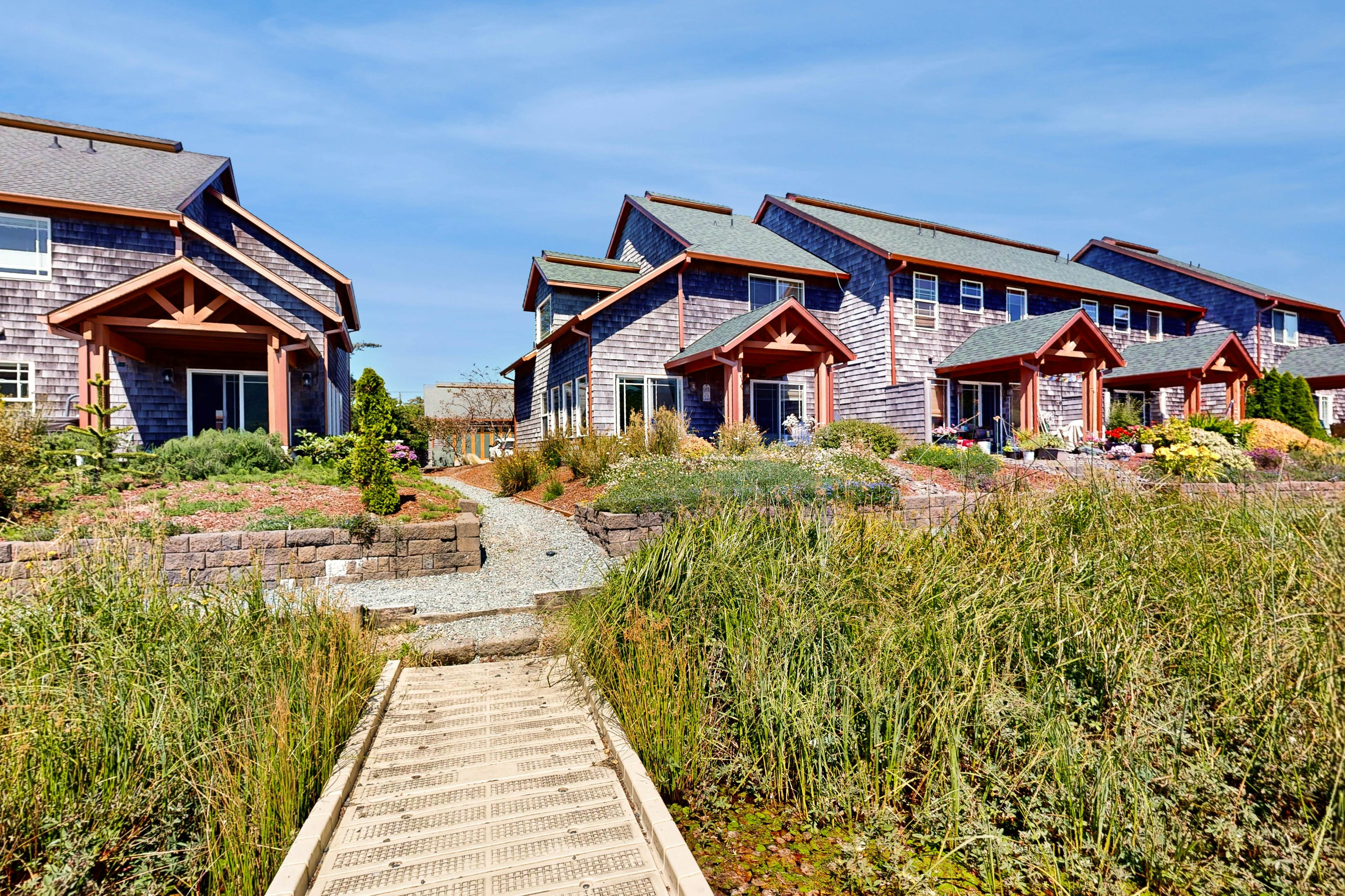 Beautiful lakefront townhome with kayaks & dock - 2 blocks to the beach