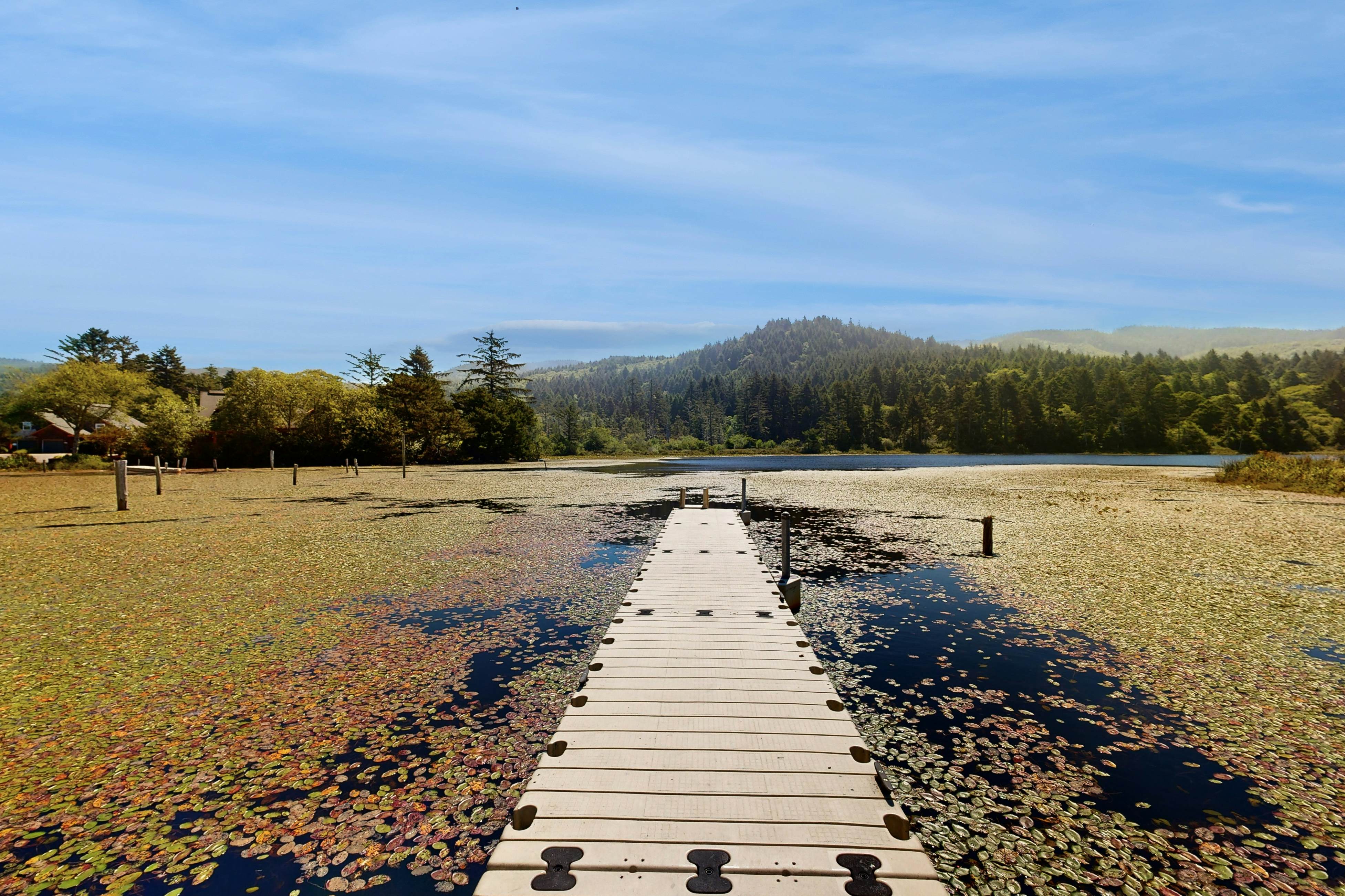 Beautiful lakefront townhome with kayaks & dock - 2 blocks to the beach