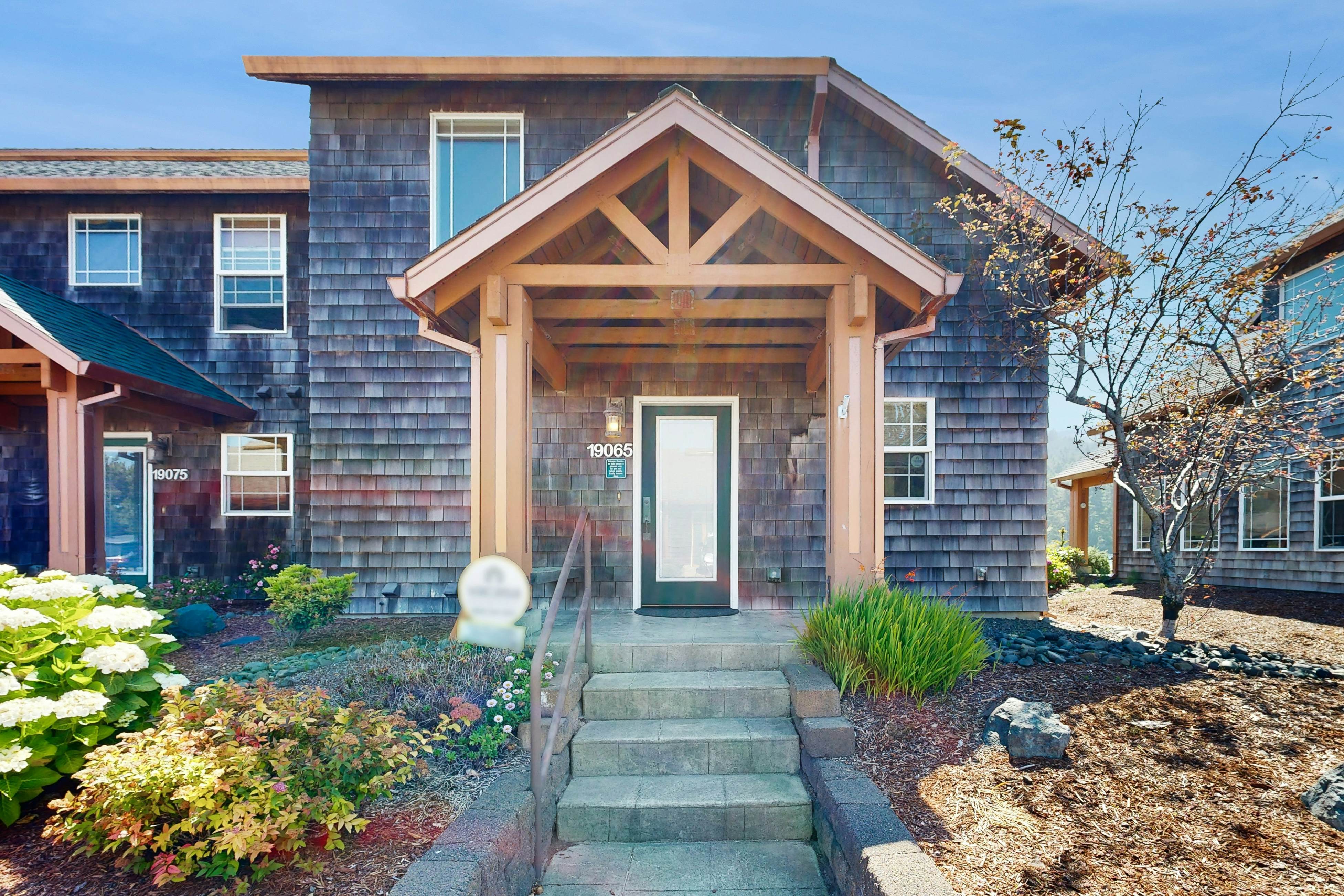 Beautiful lakefront townhome with kayaks & dock - 2 blocks to the beach