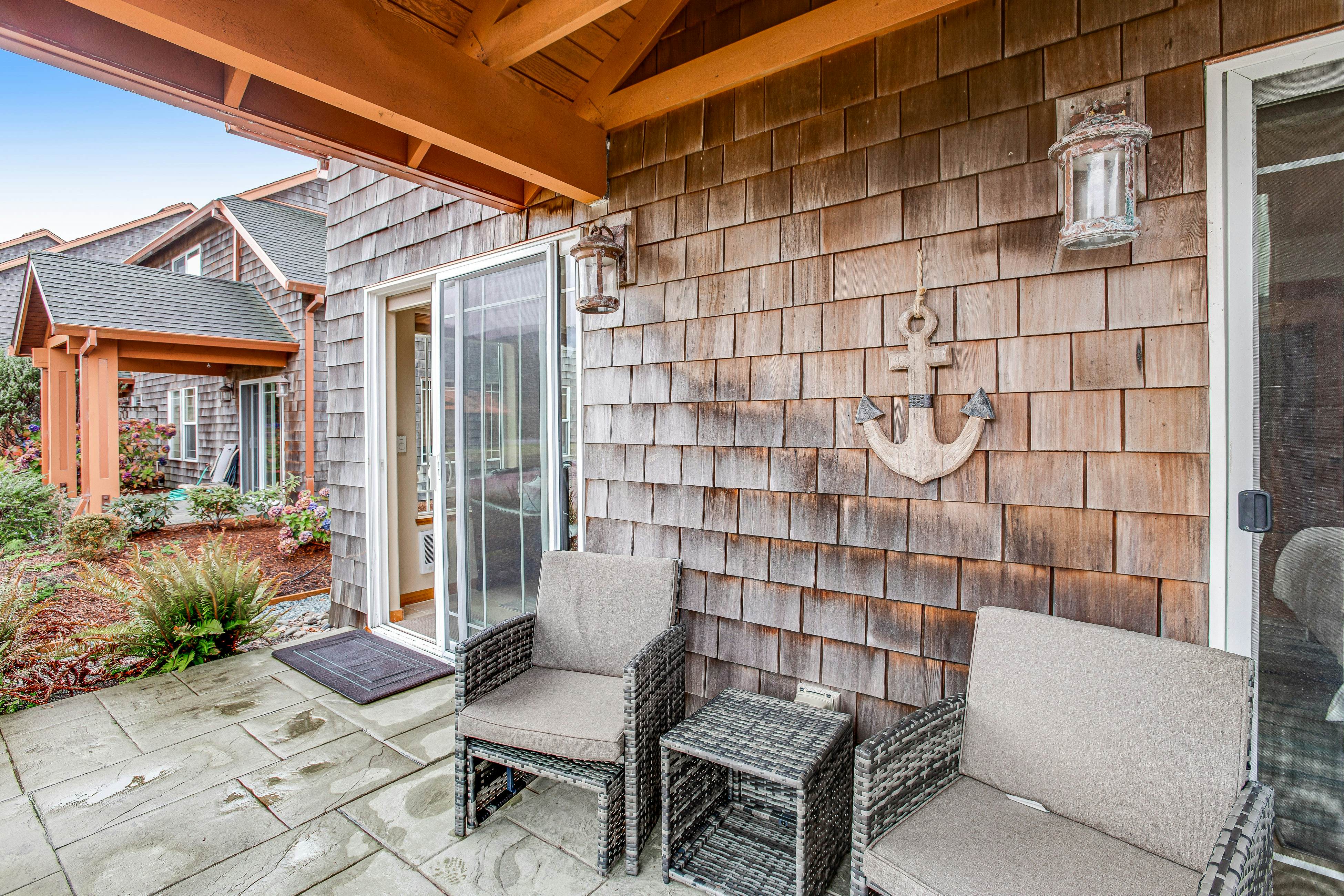 Beautiful lakefront townhome with kayaks & dock - 2 blocks to the beach