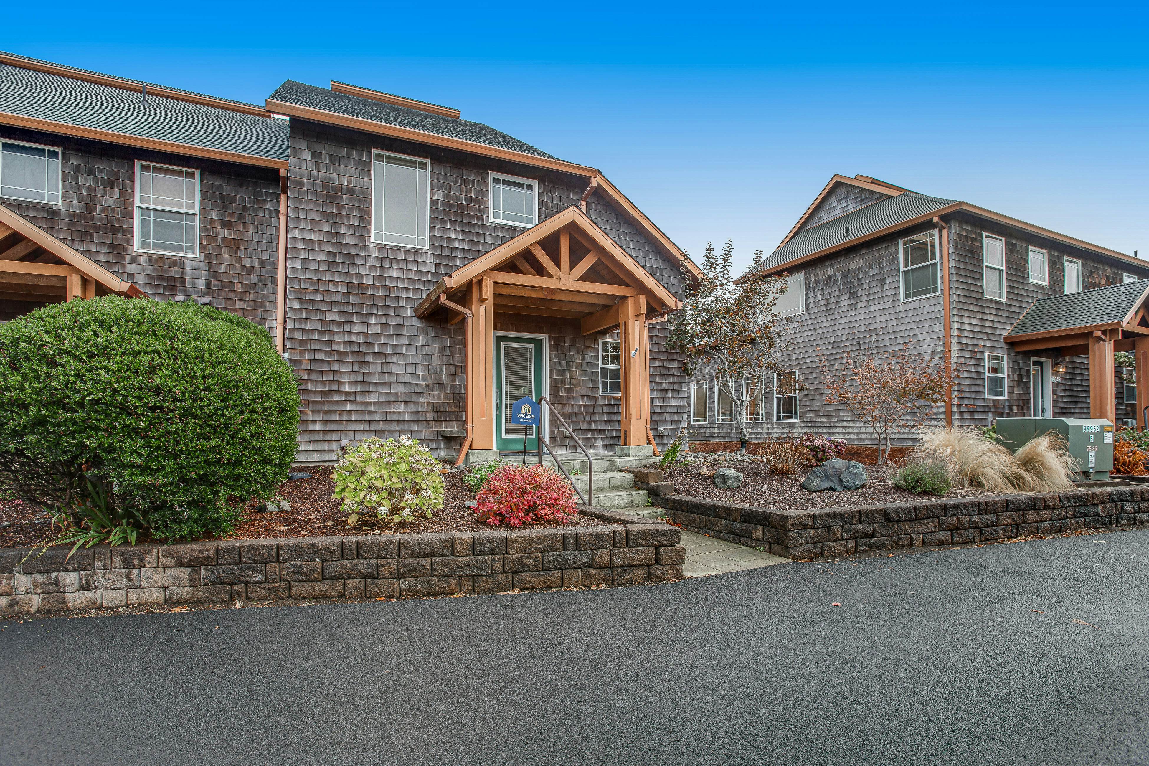 Beautiful lakefront townhome with kayaks & dock - 2 blocks to the beach