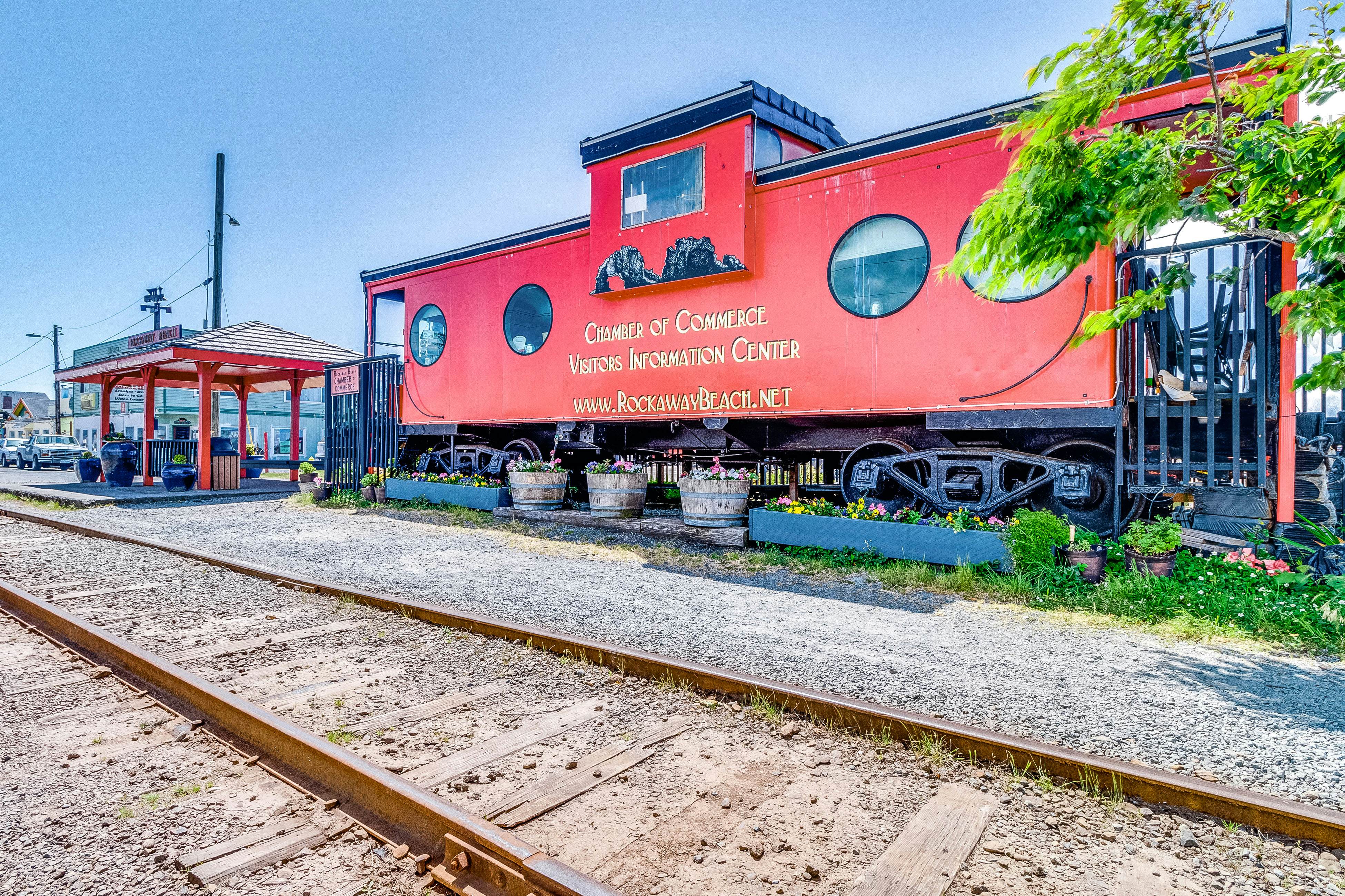 Beautiful lakefront townhome with kayaks & dock - 2 blocks to the beach