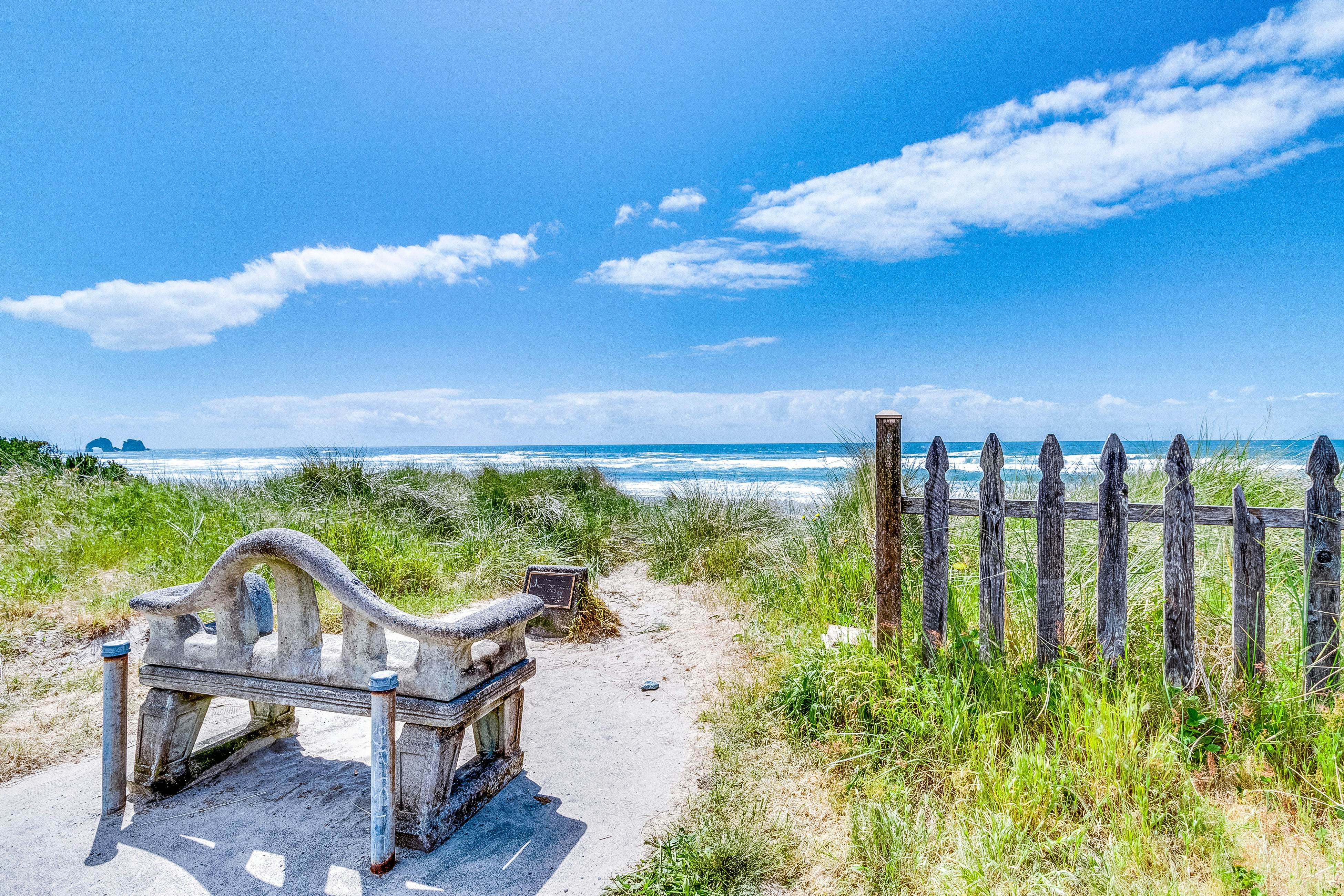 Beautiful lakefront townhome with kayaks & dock - 2 blocks to the beach