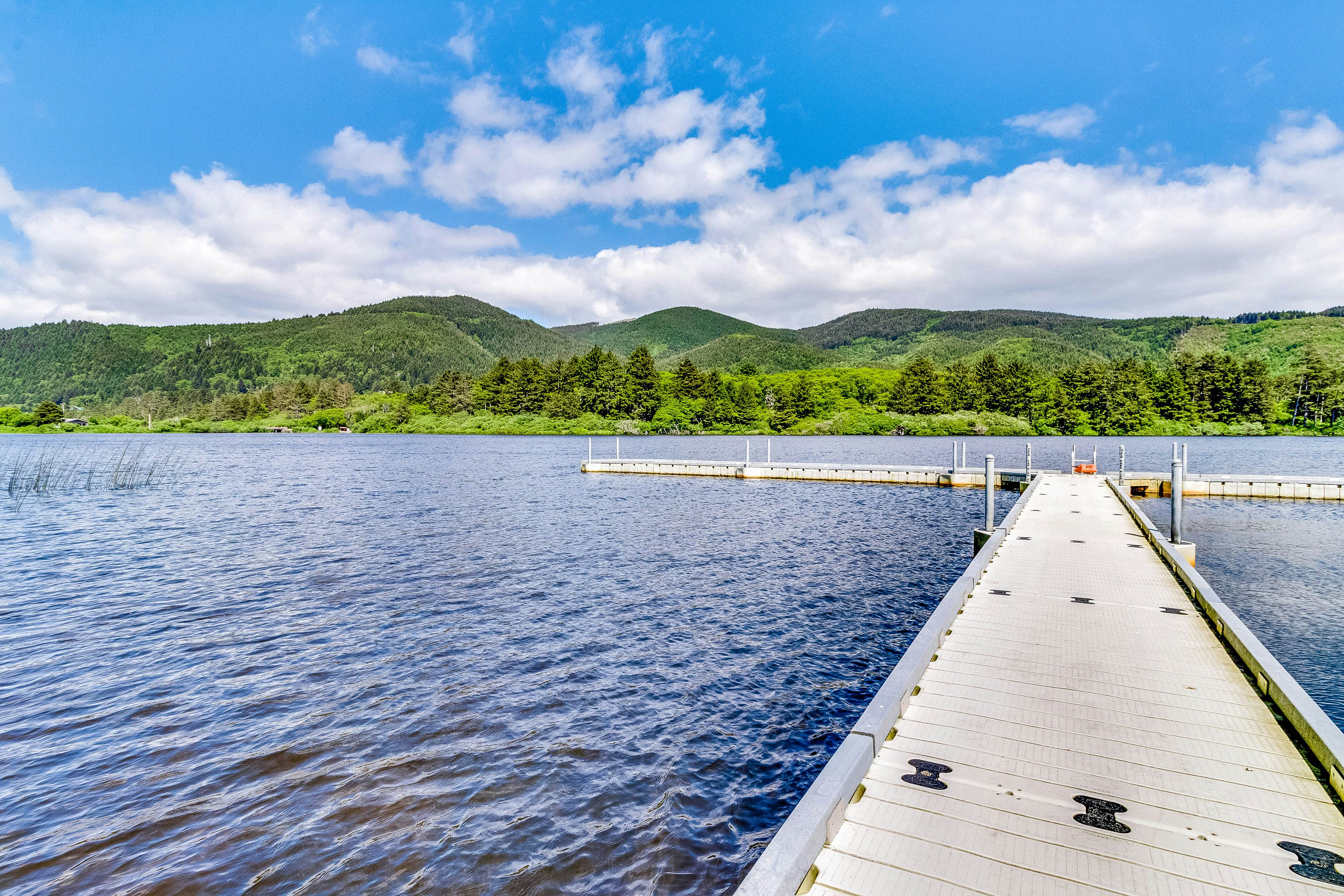 Beautiful lakefront townhome with kayaks & dock - 2 blocks to the beach