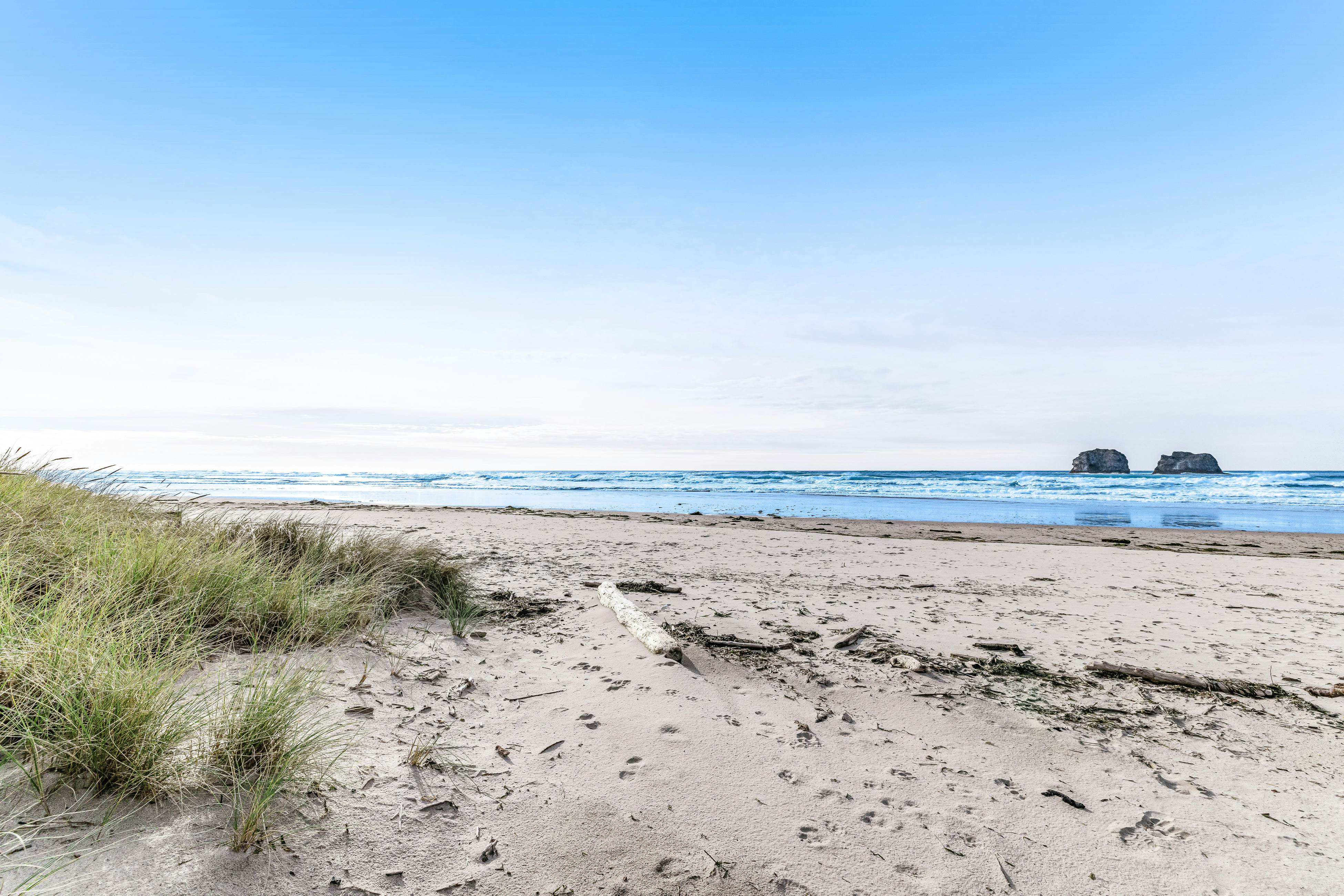 Beautiful lakefront townhome with kayaks & dock - 2 blocks to the beach