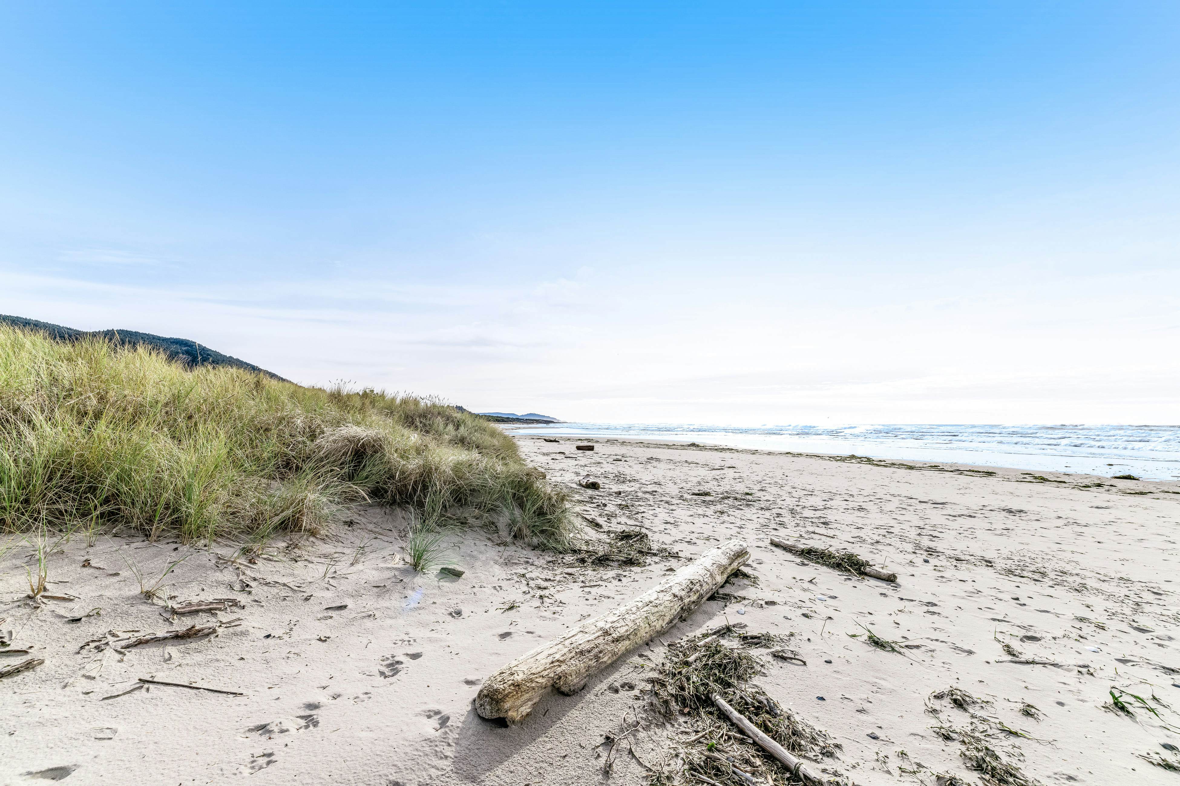 Beautiful lakefront townhome with kayaks & dock - 2 blocks to the beach