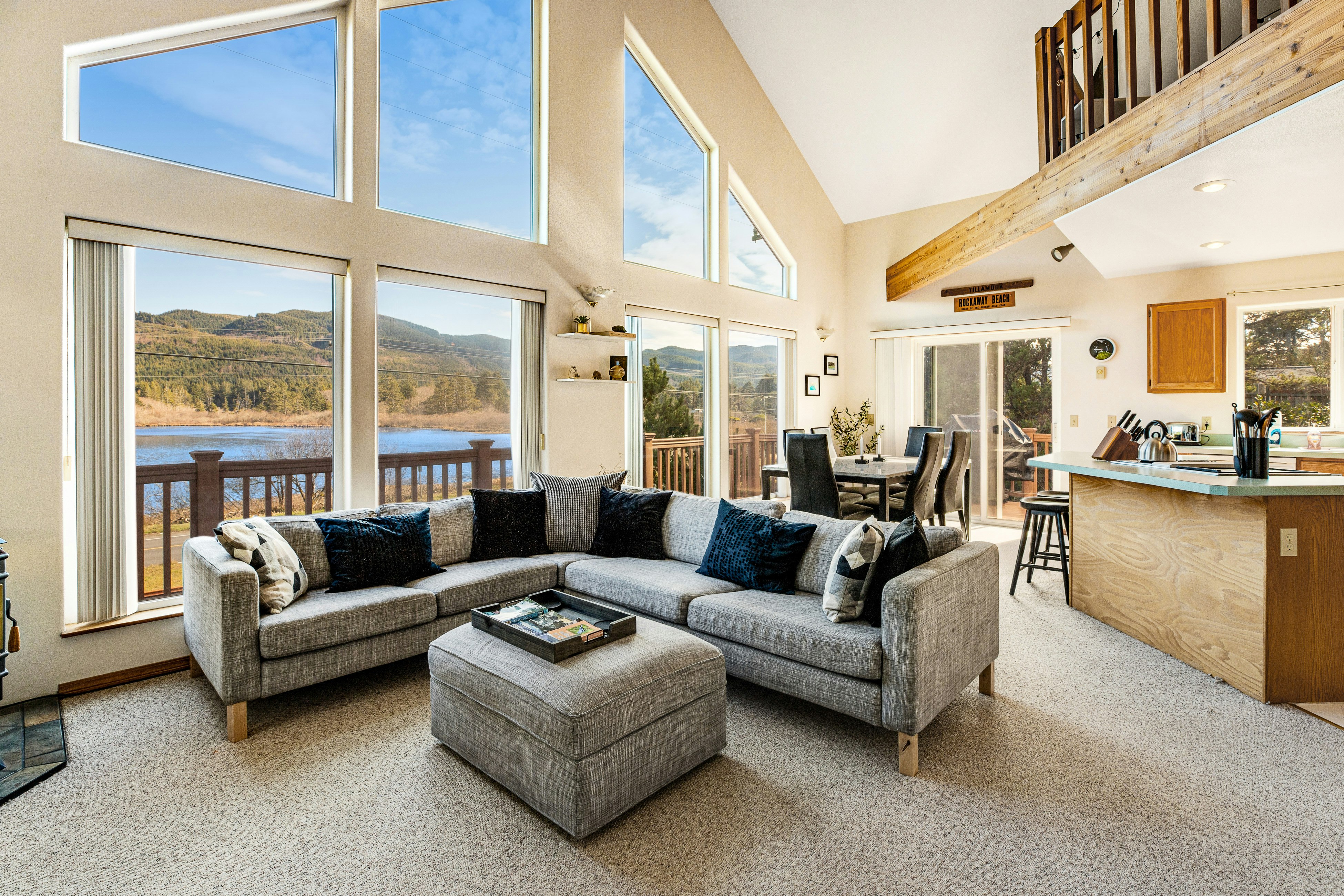 Lake view getaway steps from beach with WiFi & private washer/dryer - dogs ok