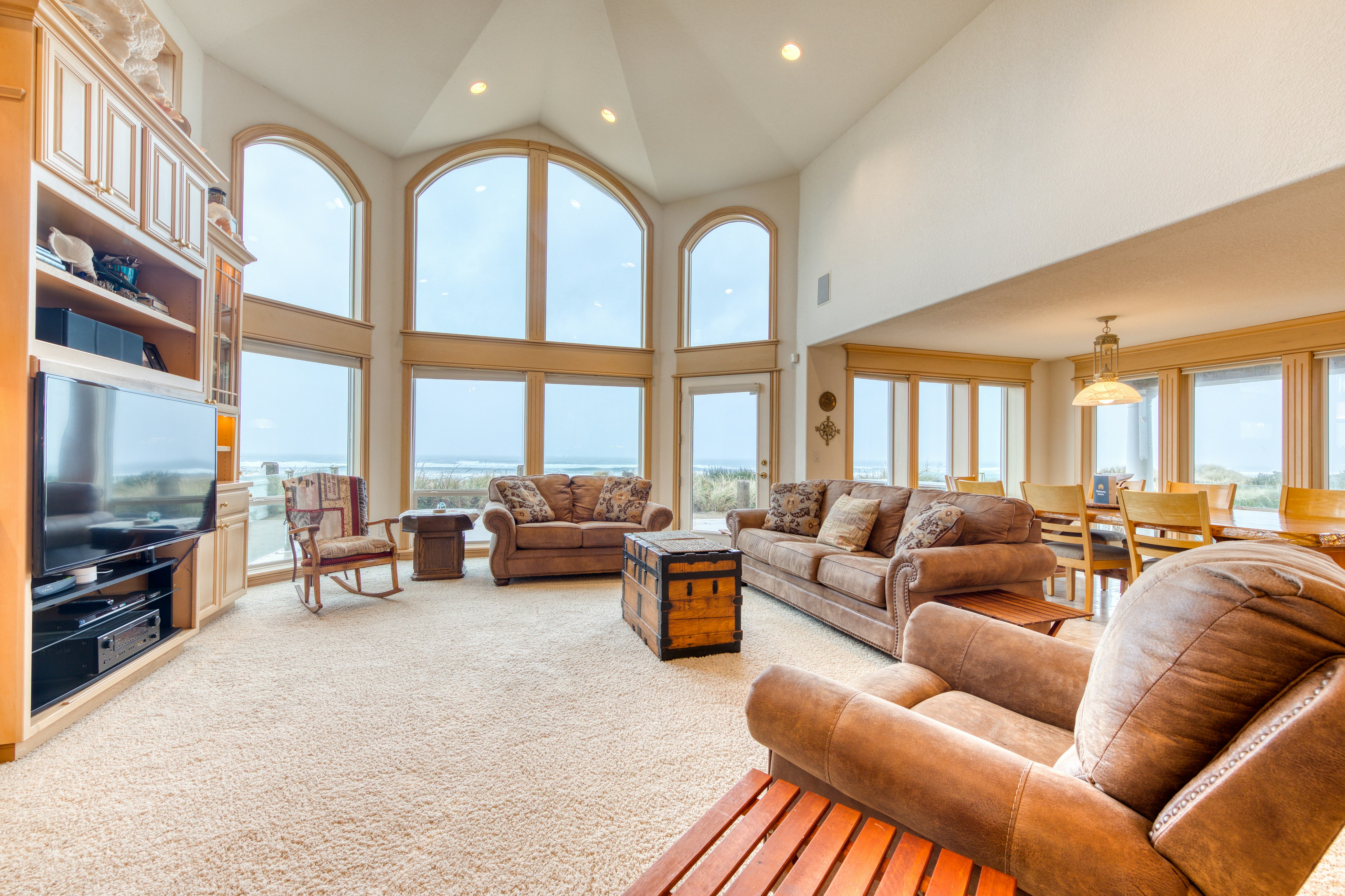 Spacious oceanfront house w/ pool table, foosball, gaming system, and fireplace