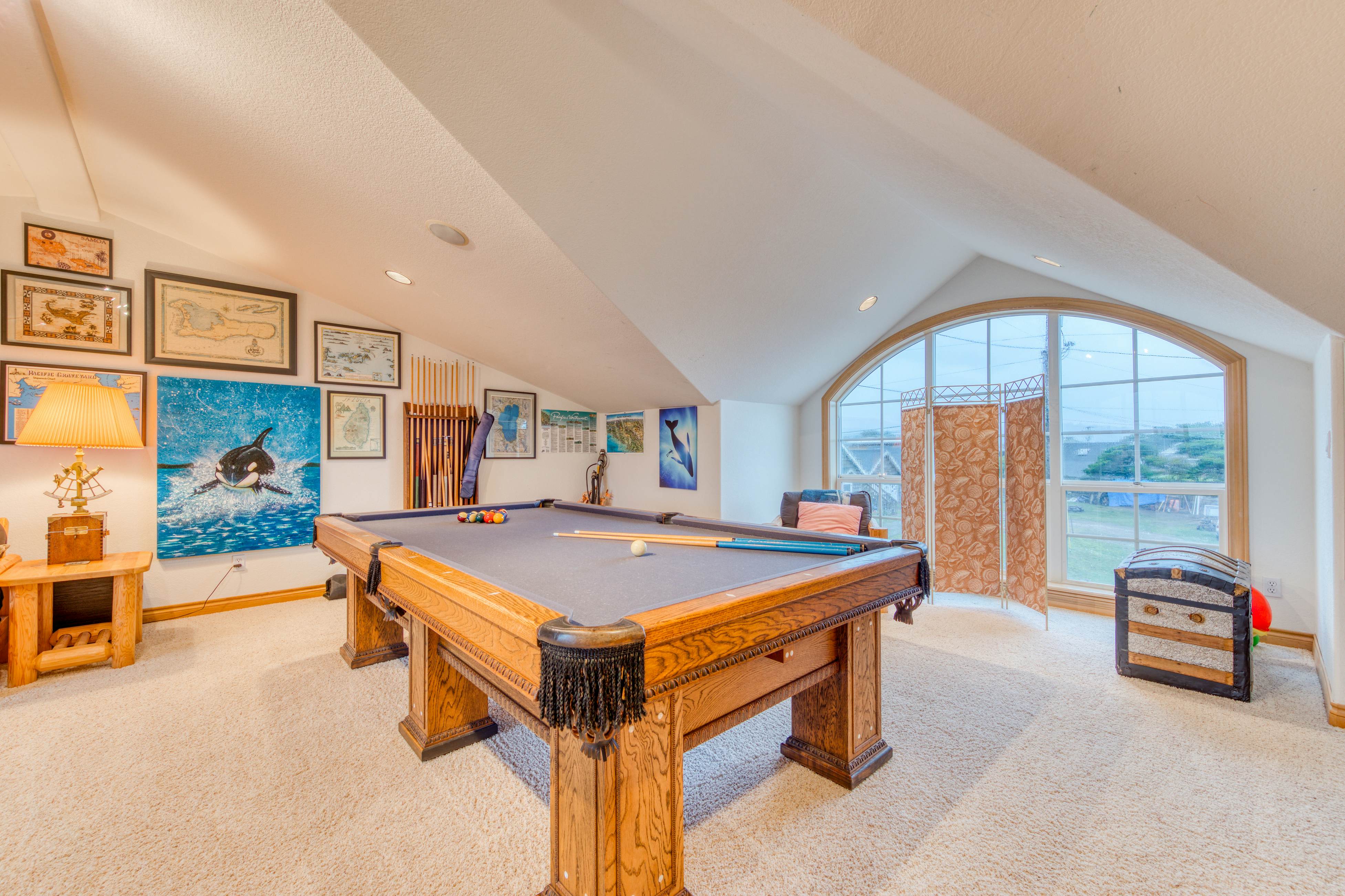 Spacious oceanfront house with pool table foosball gaming system and fireplace