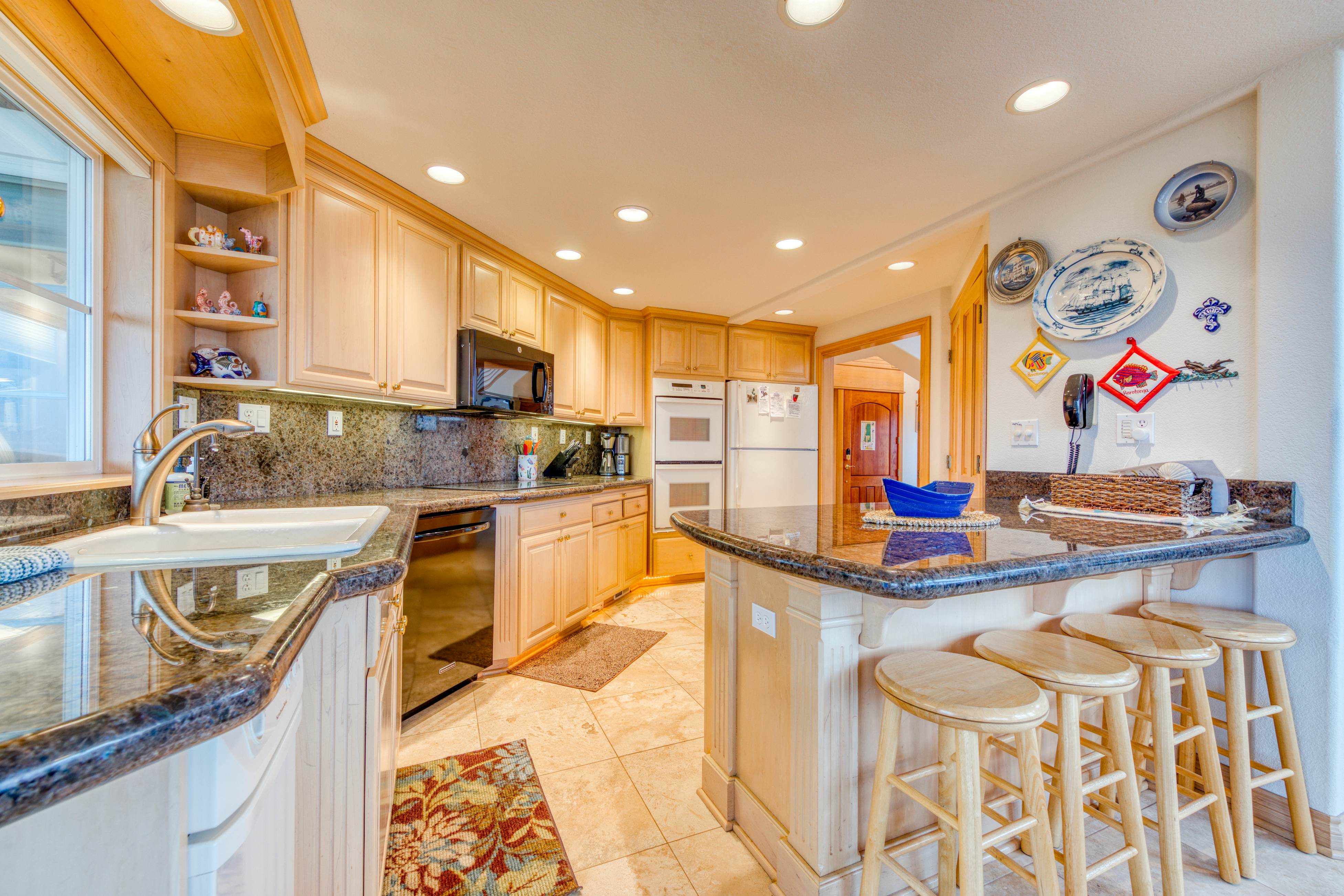 Spacious oceanfront house with pool table foosball gaming system and fireplace