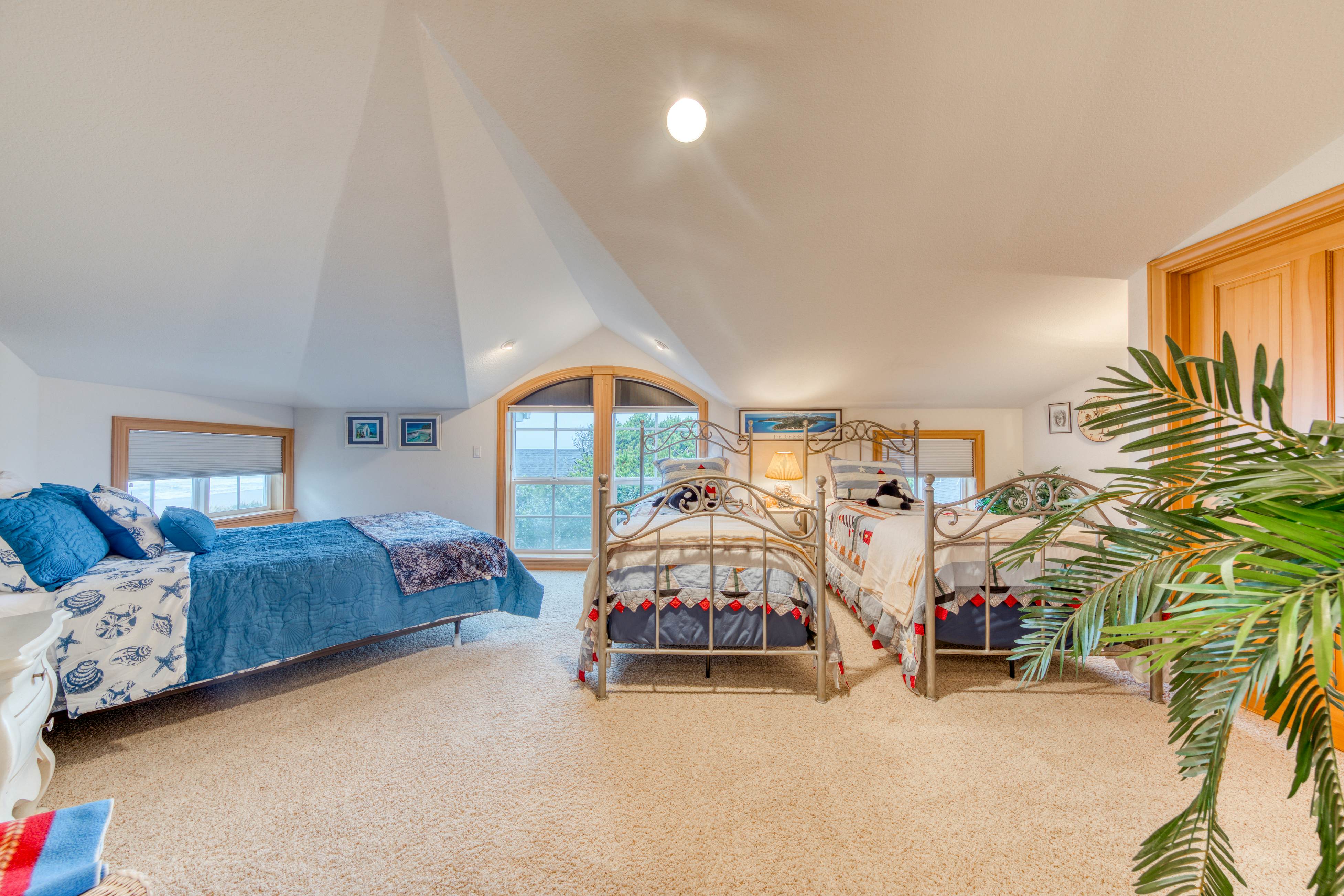 Spacious oceanfront house with pool table foosball gaming system and fireplace