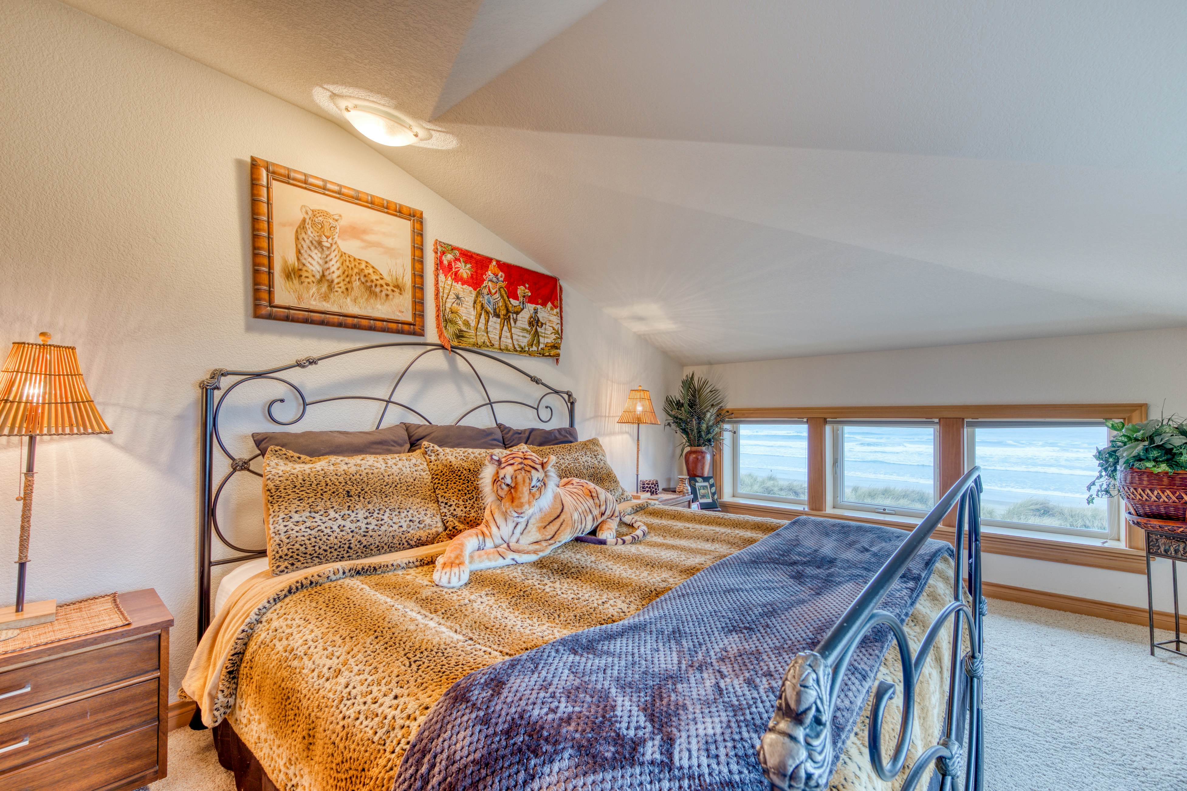 Spacious oceanfront house with pool table foosball gaming system and fireplace