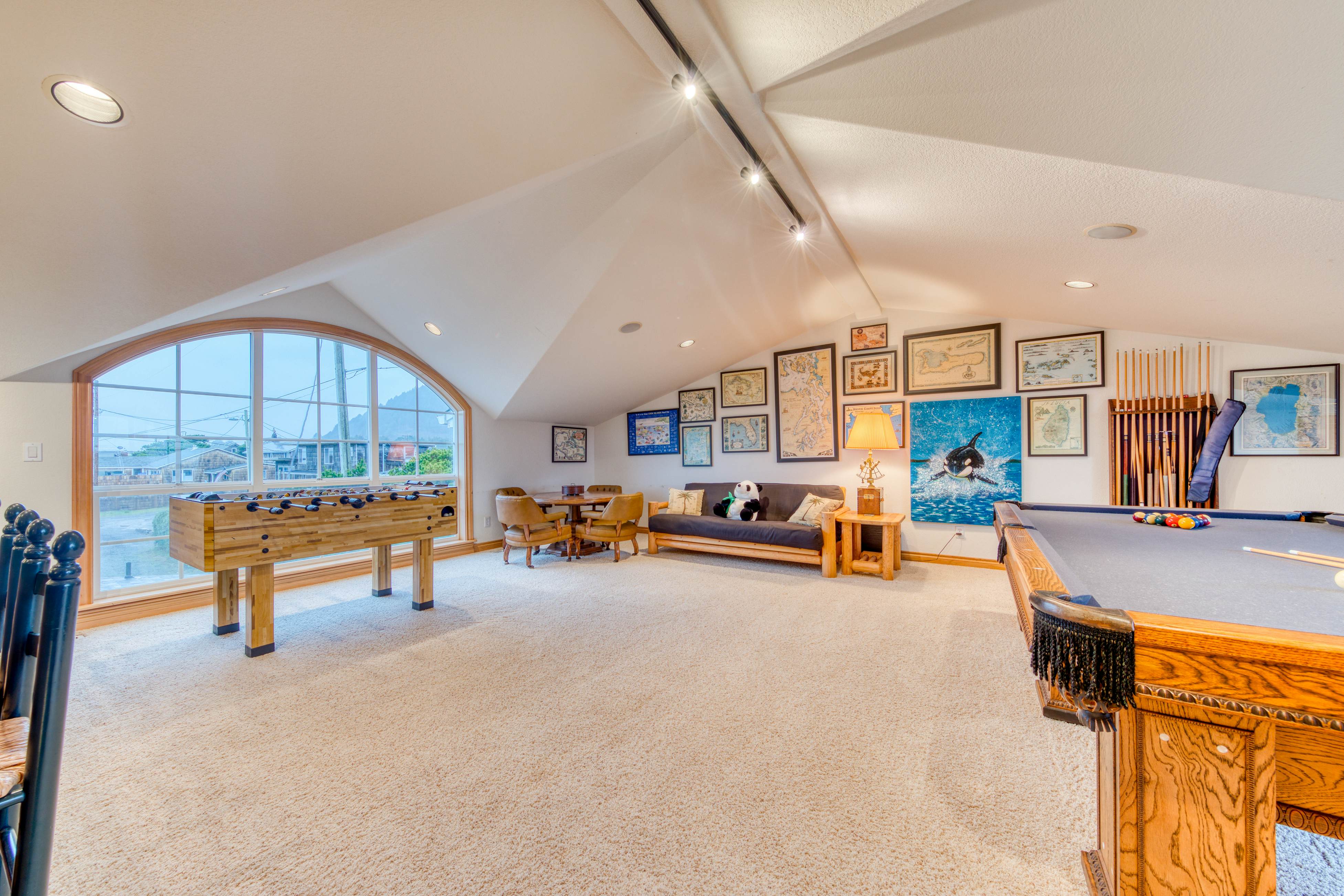 Spacious oceanfront house with pool table foosball gaming system and fireplace