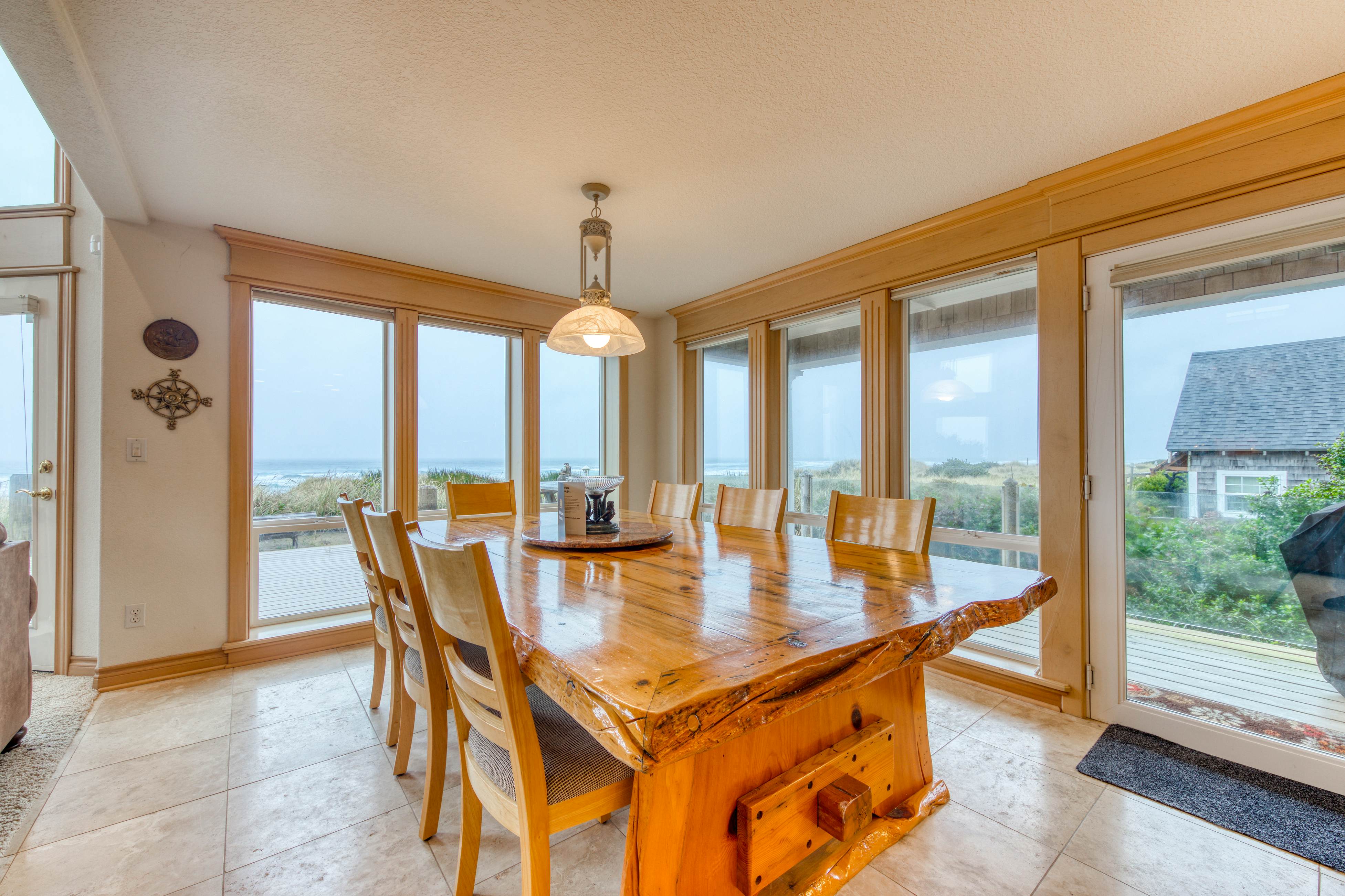 Spacious oceanfront house with pool table foosball gaming system and fireplace