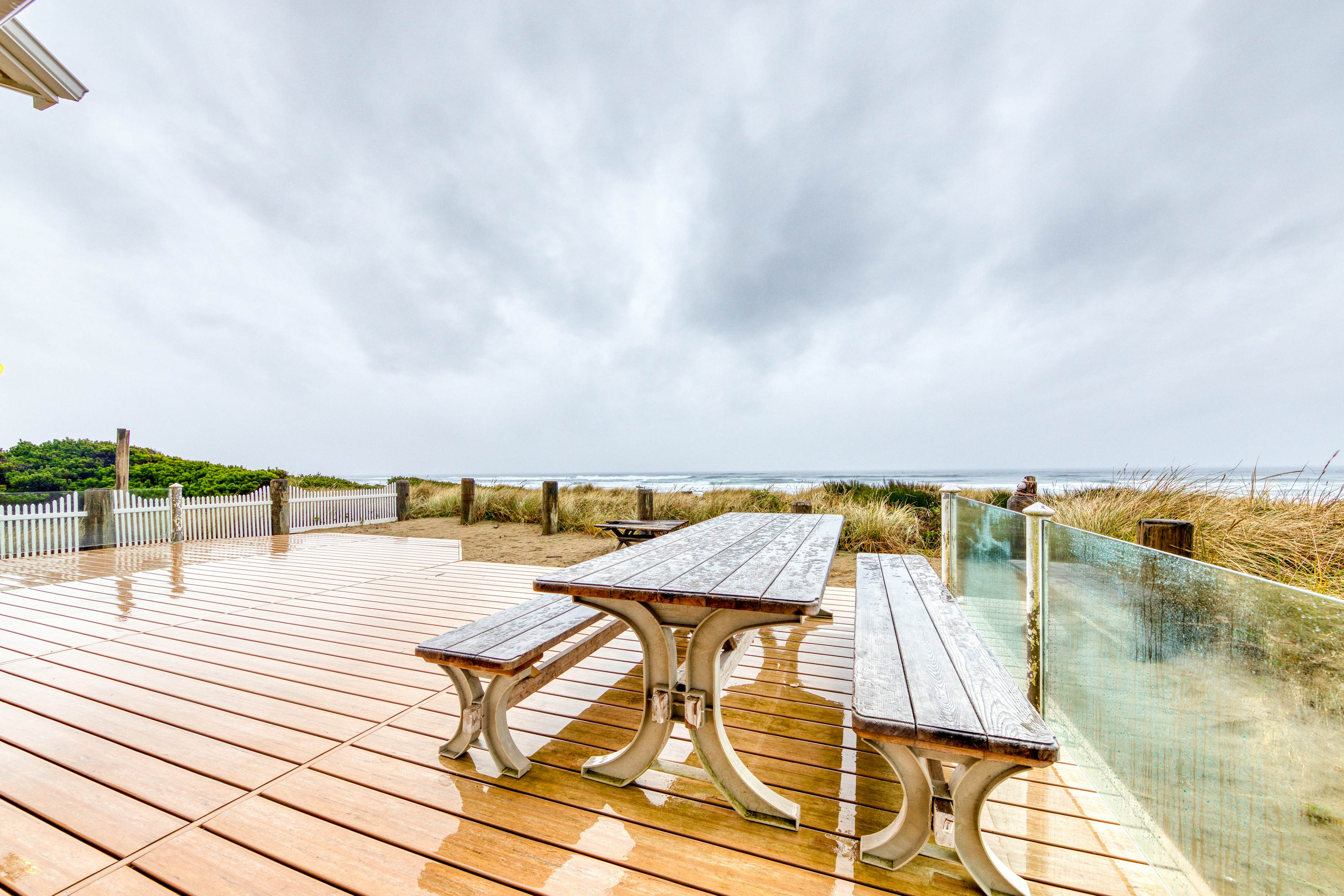 Spacious oceanfront house with pool table foosball gaming system and fireplace