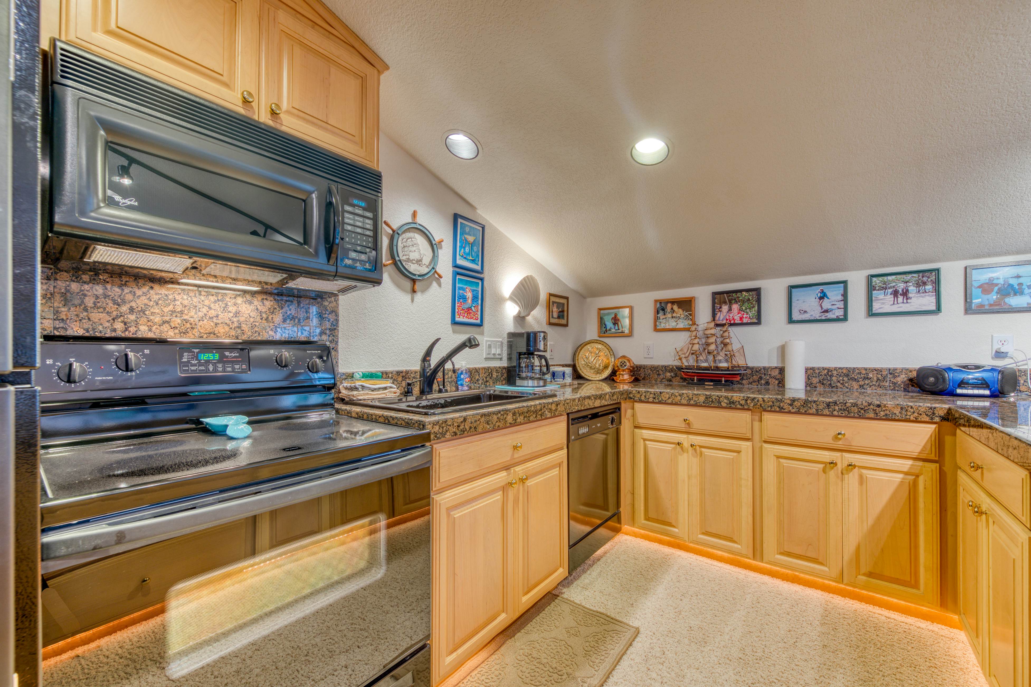 Spacious oceanfront house with pool table foosball gaming system and fireplace