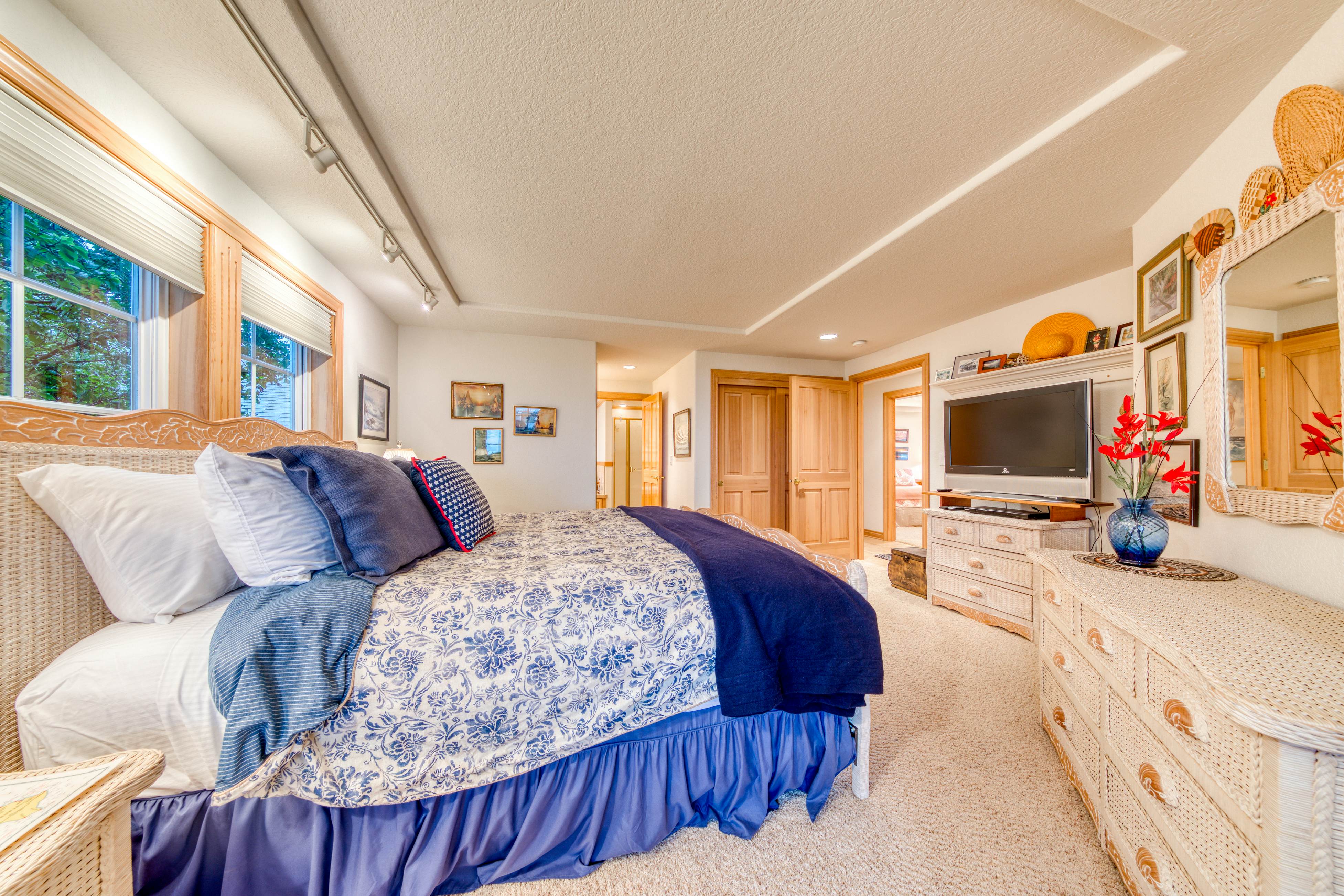 Spacious oceanfront house with pool table foosball gaming system and fireplace