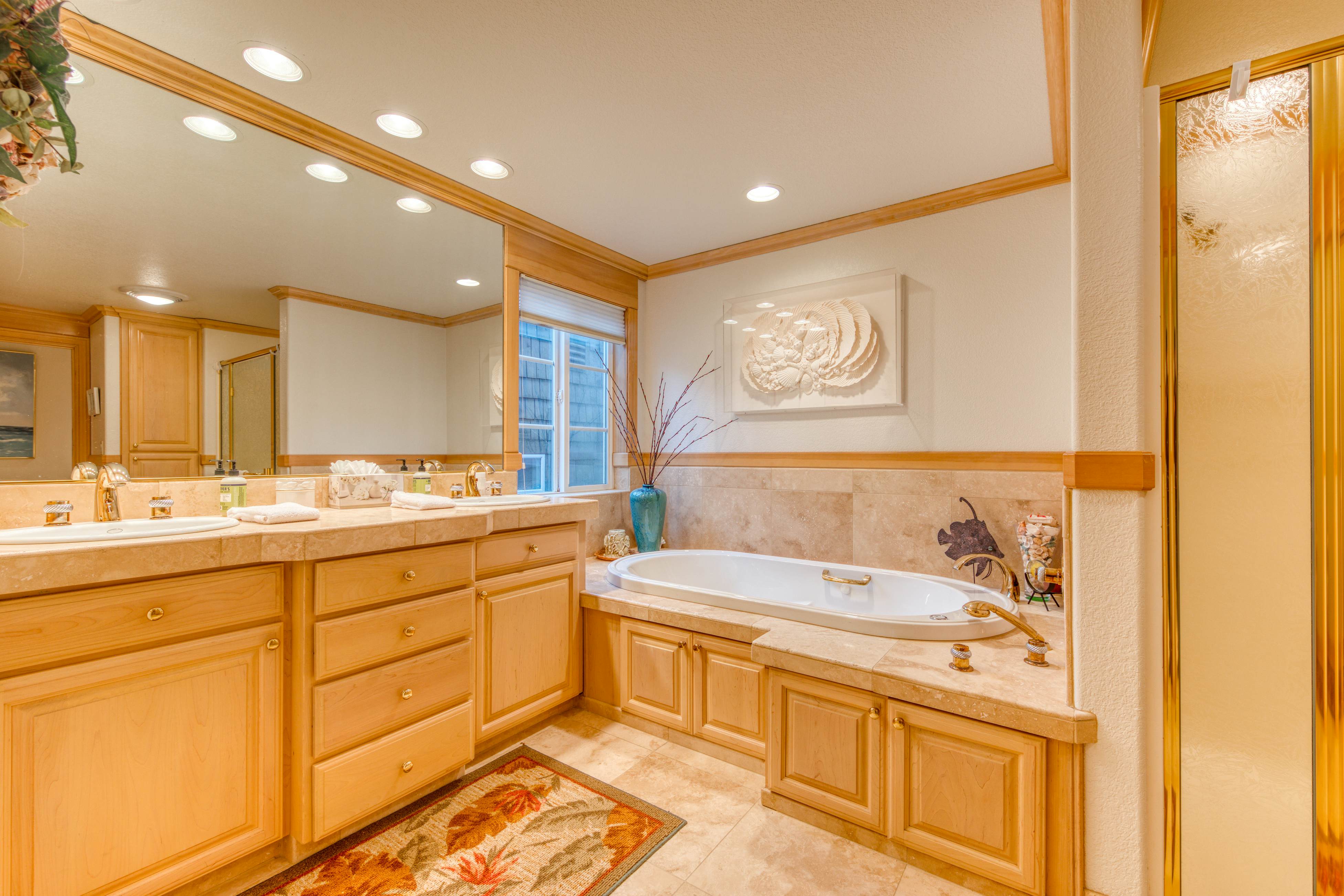 Spacious oceanfront house with pool table foosball gaming system and fireplace