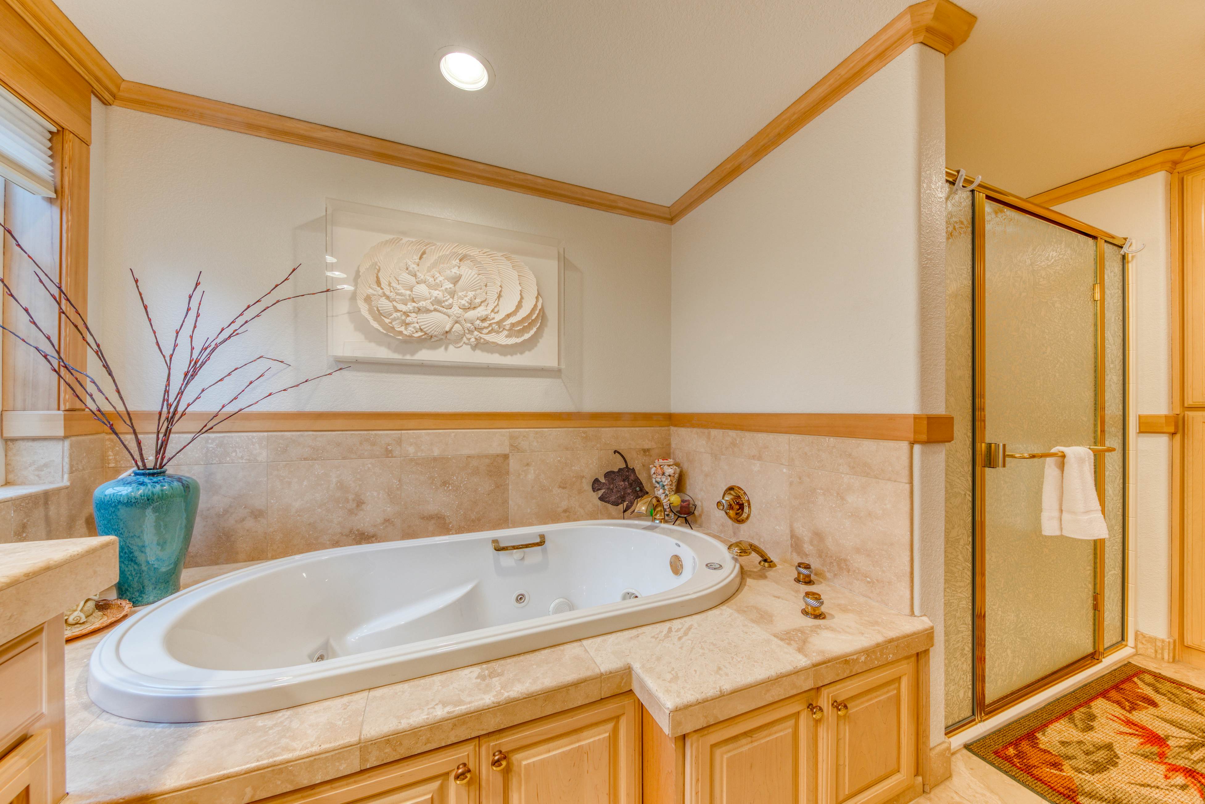 Spacious oceanfront house with pool table foosball gaming system and fireplace