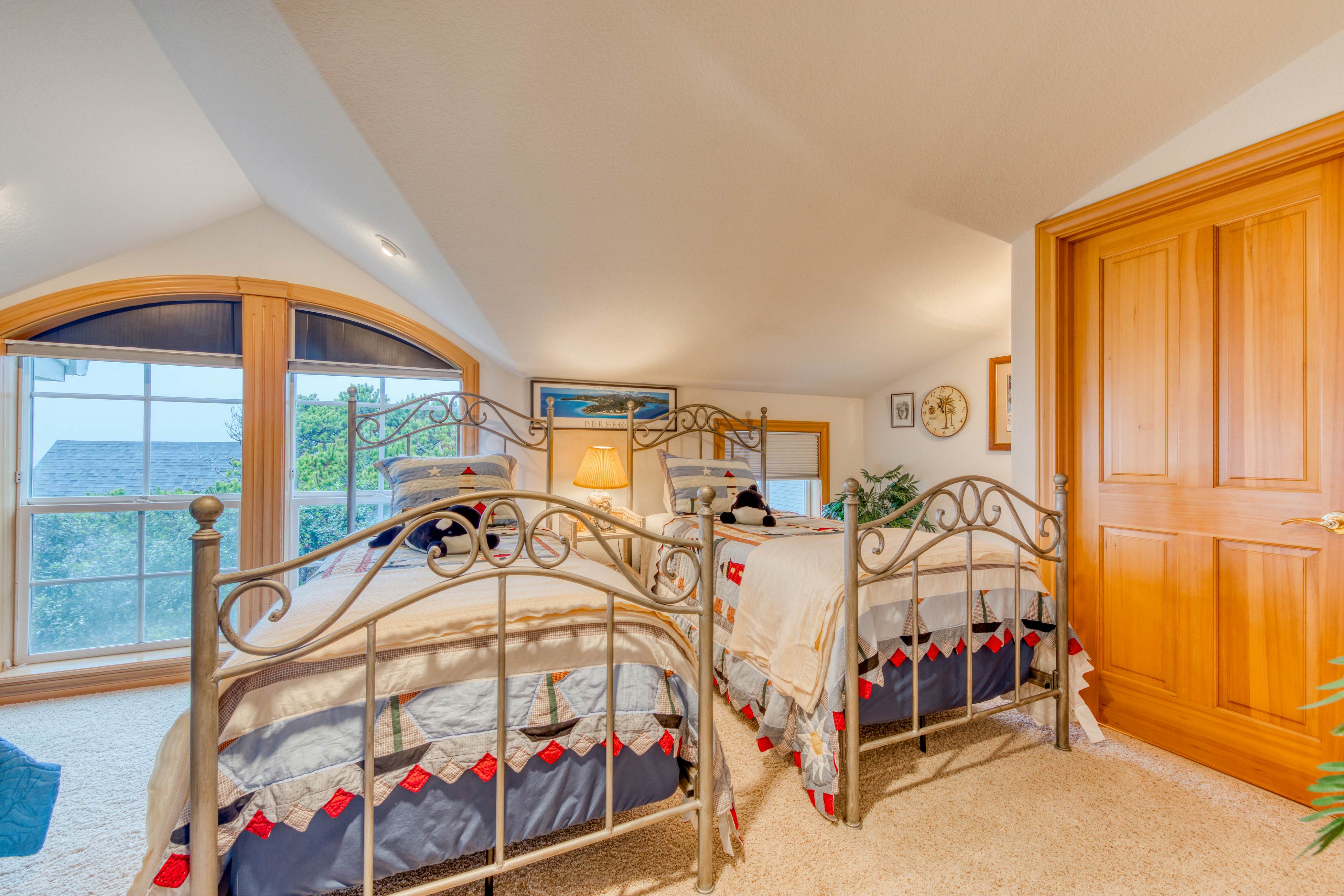 Spacious oceanfront house with pool table foosball gaming system and fireplace