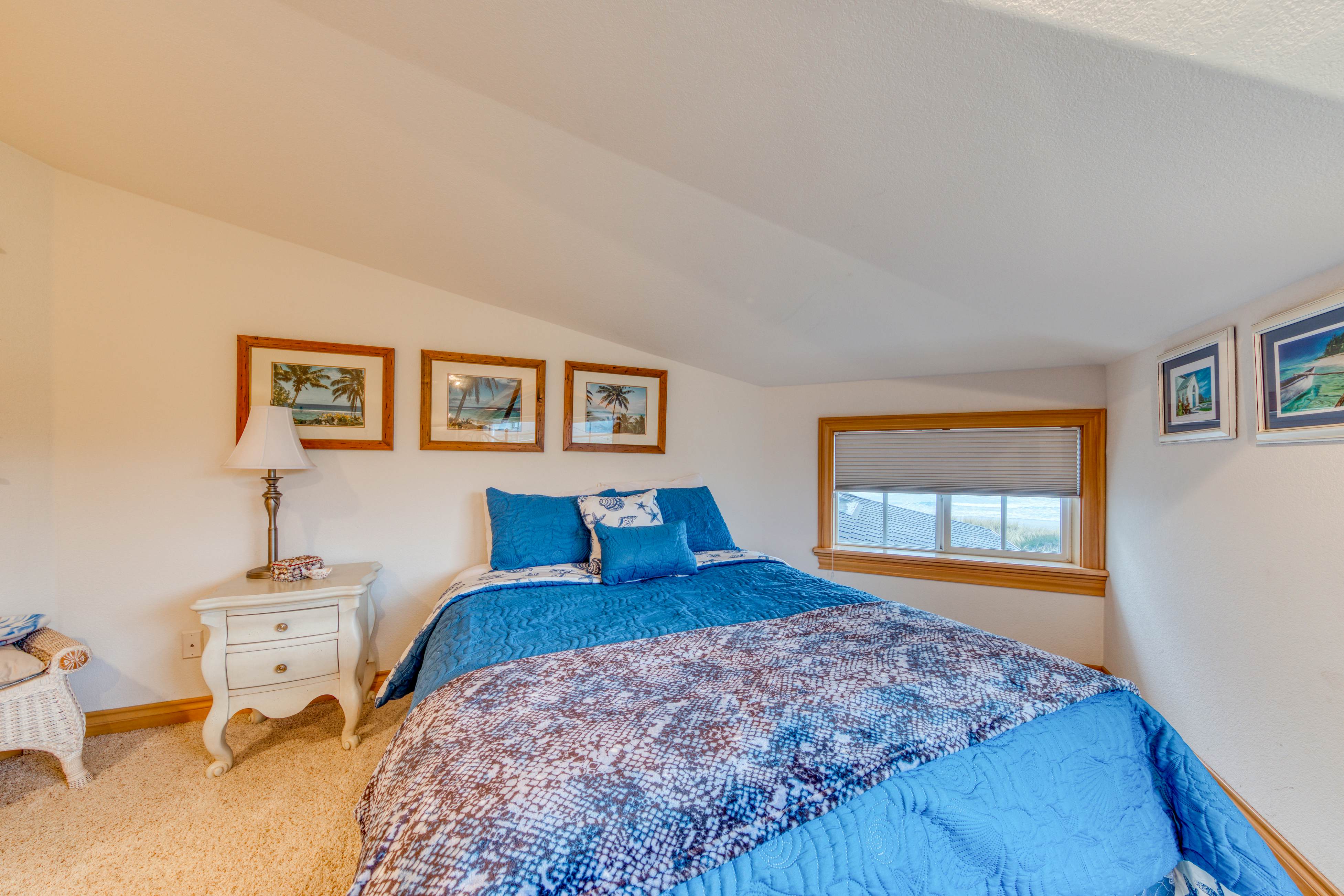 Spacious oceanfront house with pool table foosball gaming system and fireplace