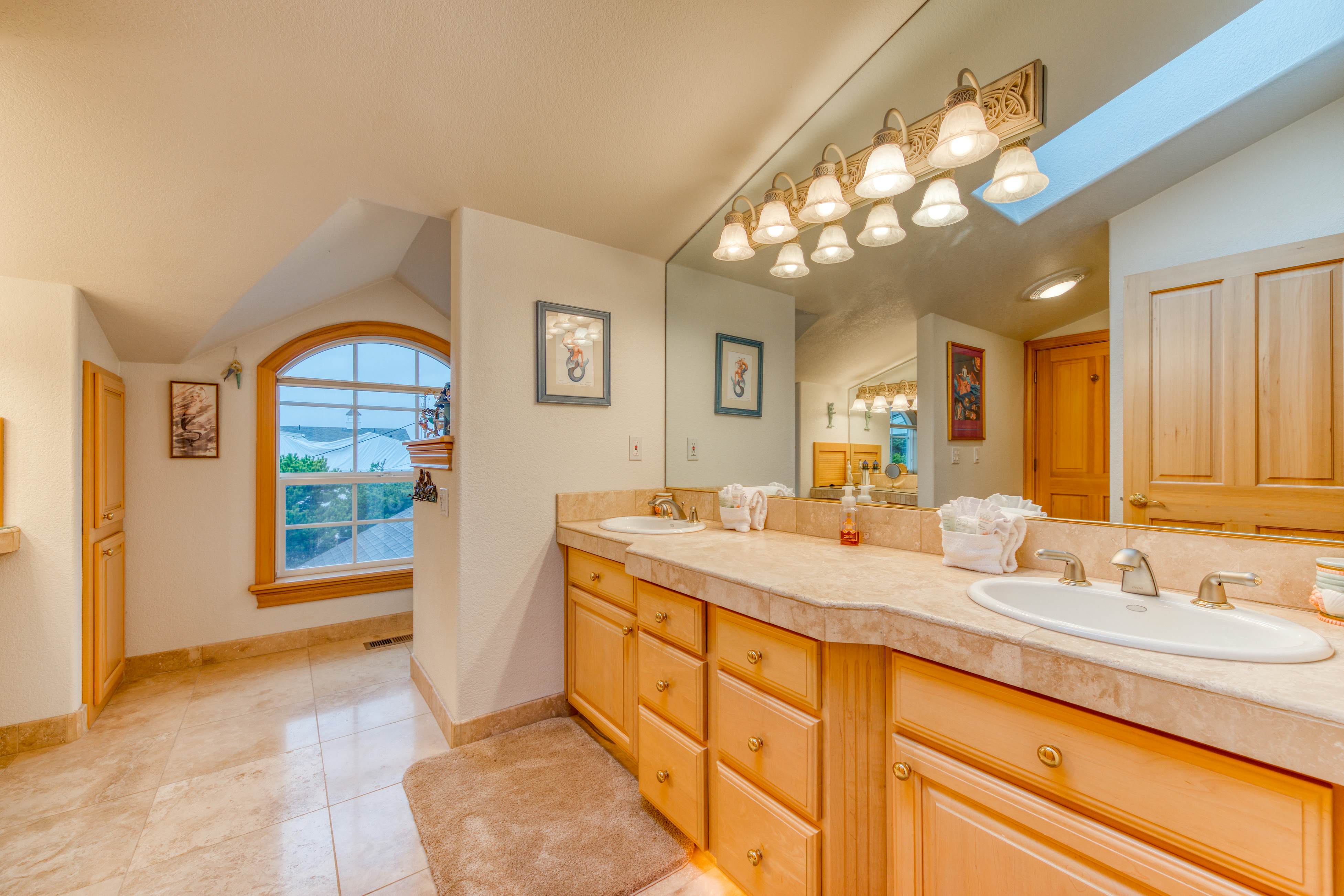 Spacious oceanfront house with pool table foosball gaming system and fireplace