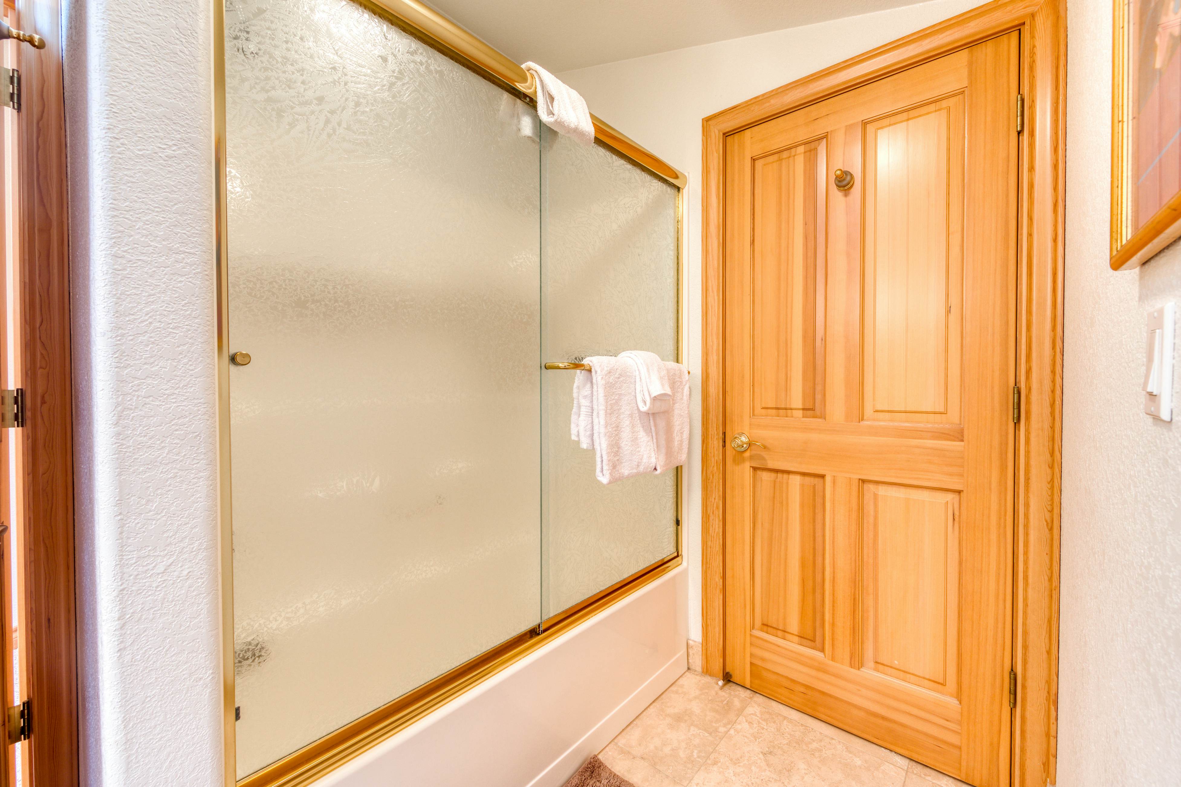 Spacious oceanfront house with pool table foosball gaming system and fireplace