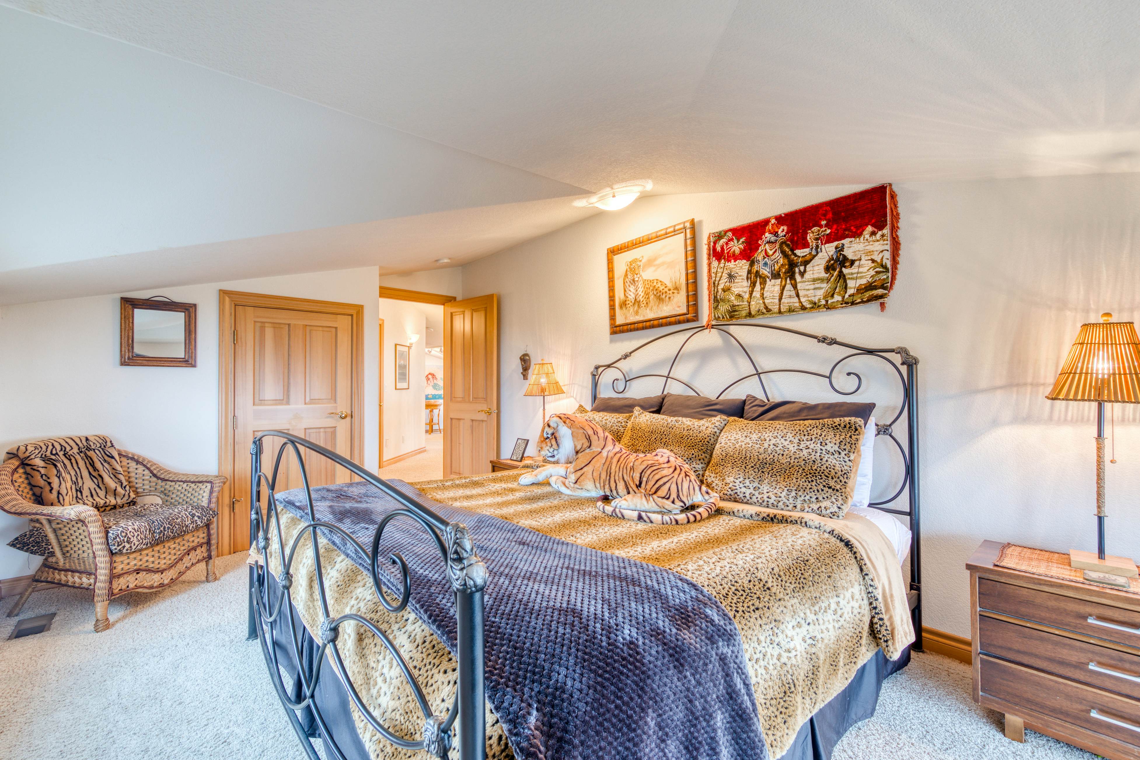 Spacious oceanfront house with pool table foosball gaming system and fireplace