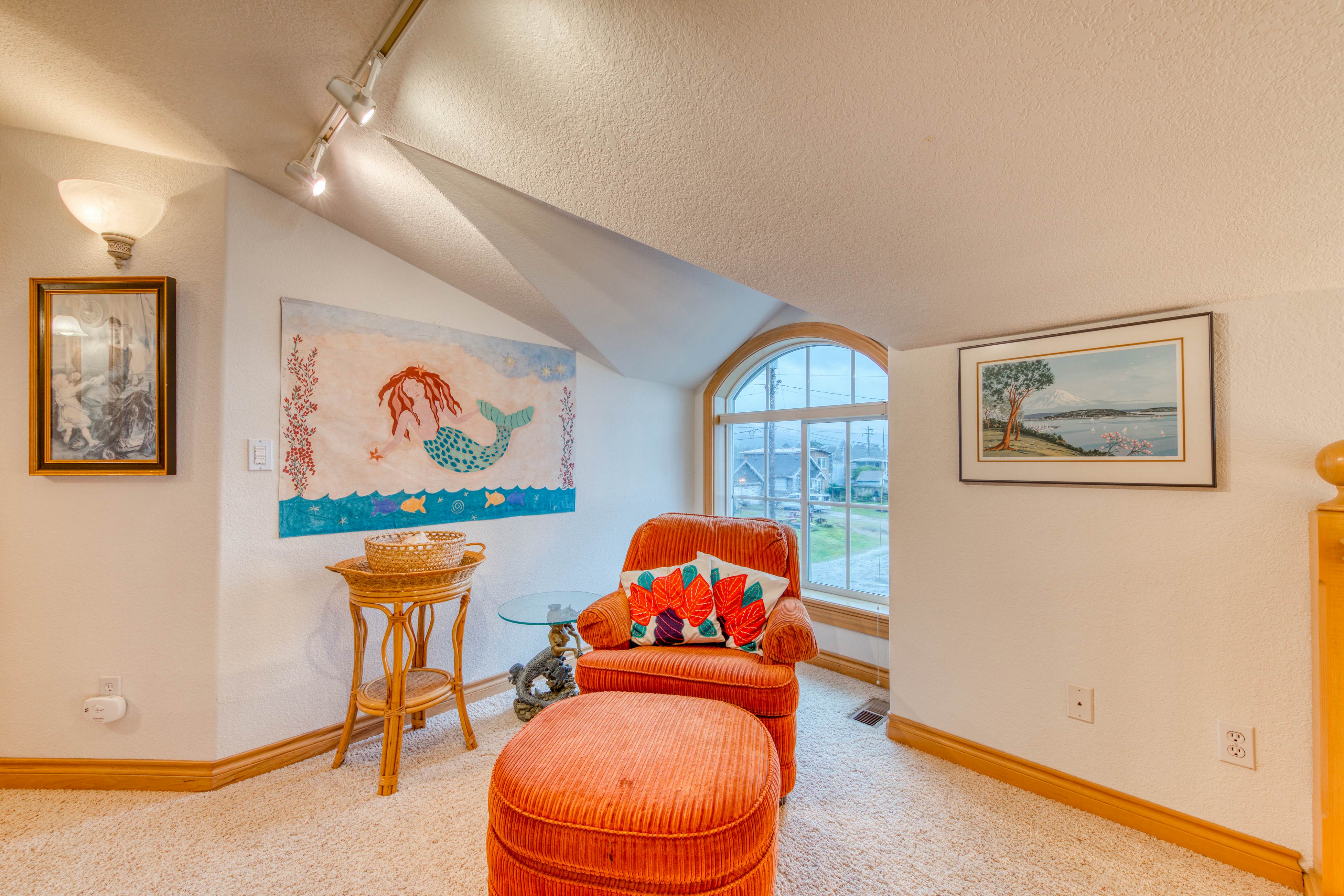 Spacious oceanfront house with pool table foosball gaming system and fireplace