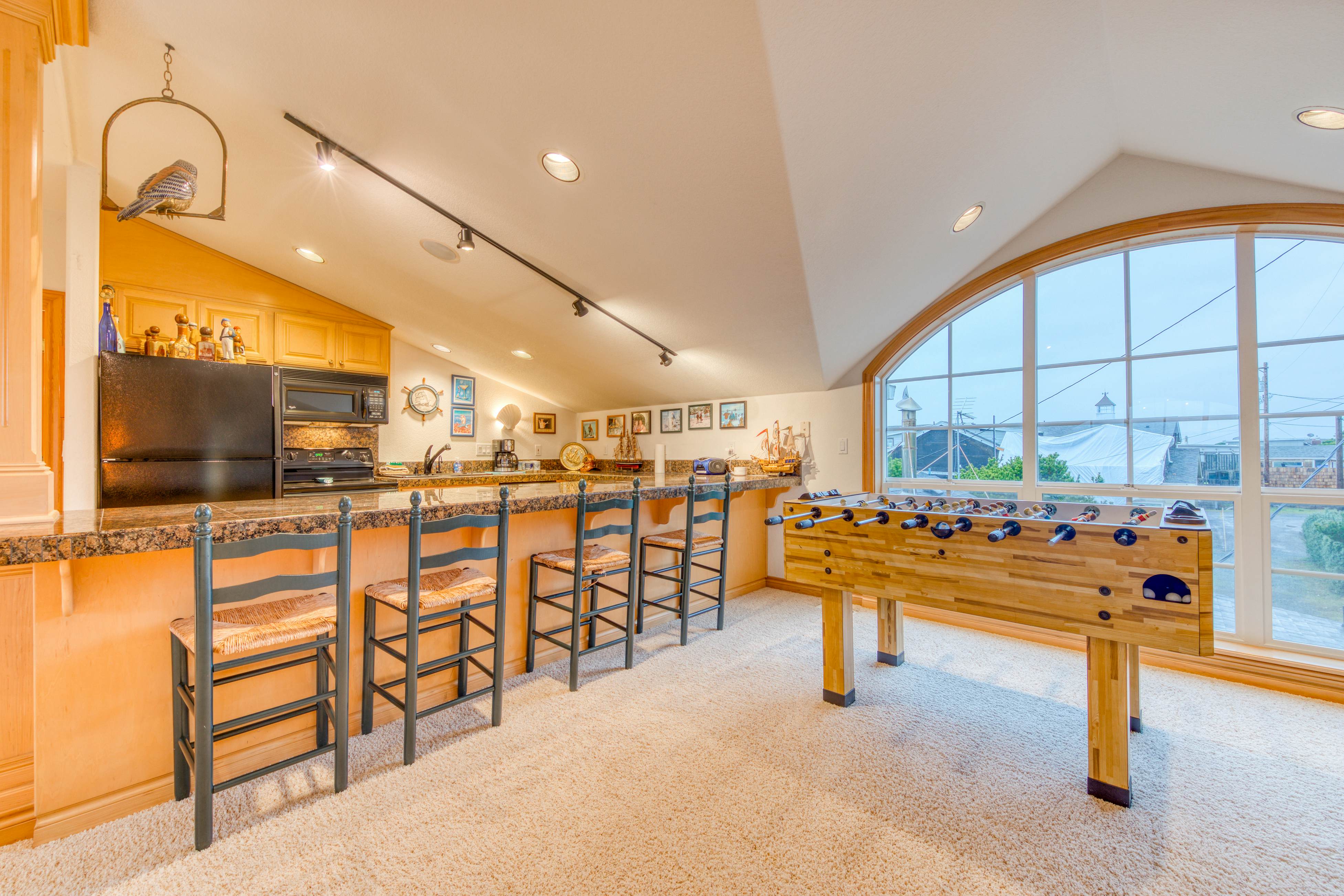 Spacious oceanfront house with pool table foosball gaming system and fireplace