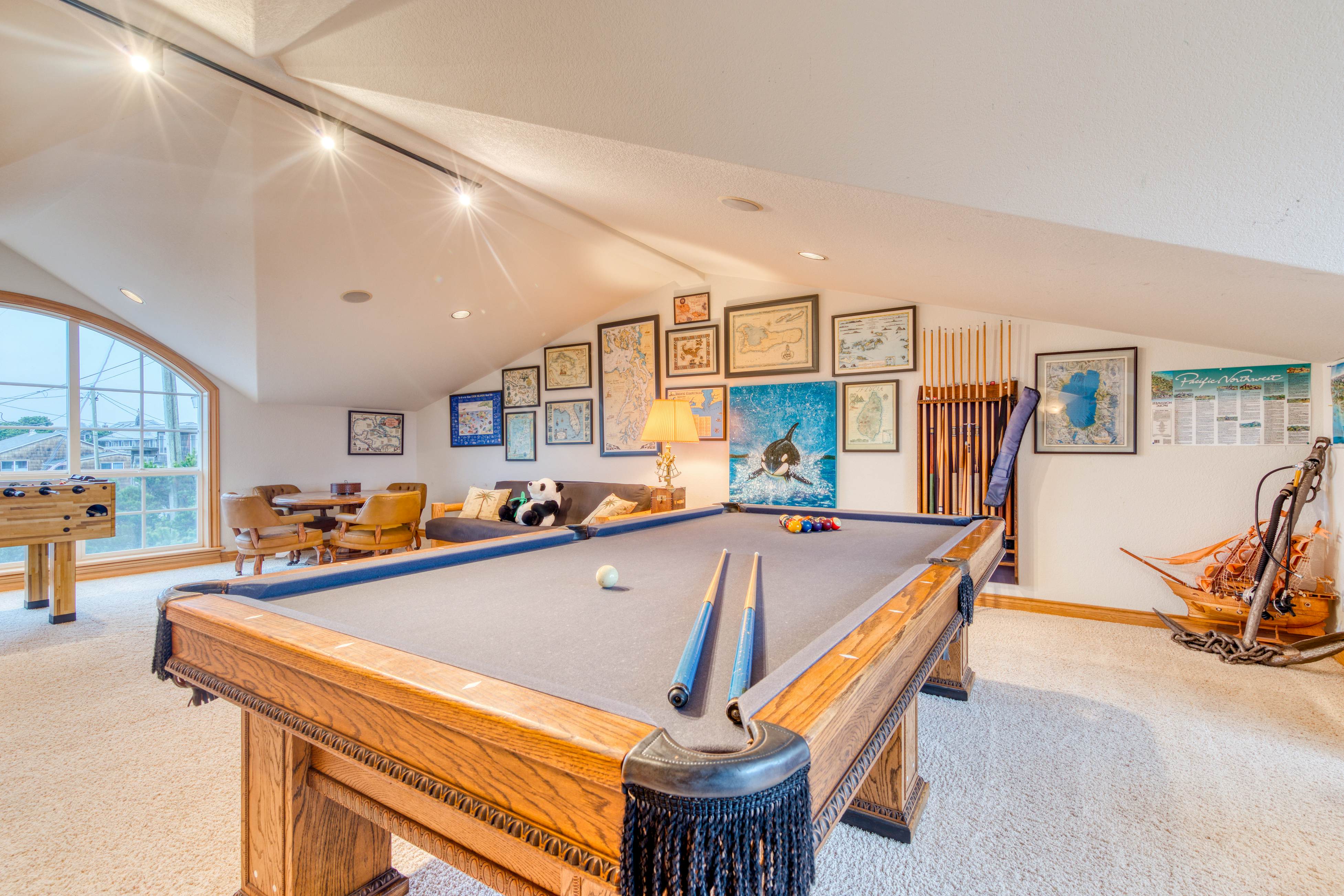 Spacious oceanfront house with pool table foosball gaming system and fireplace