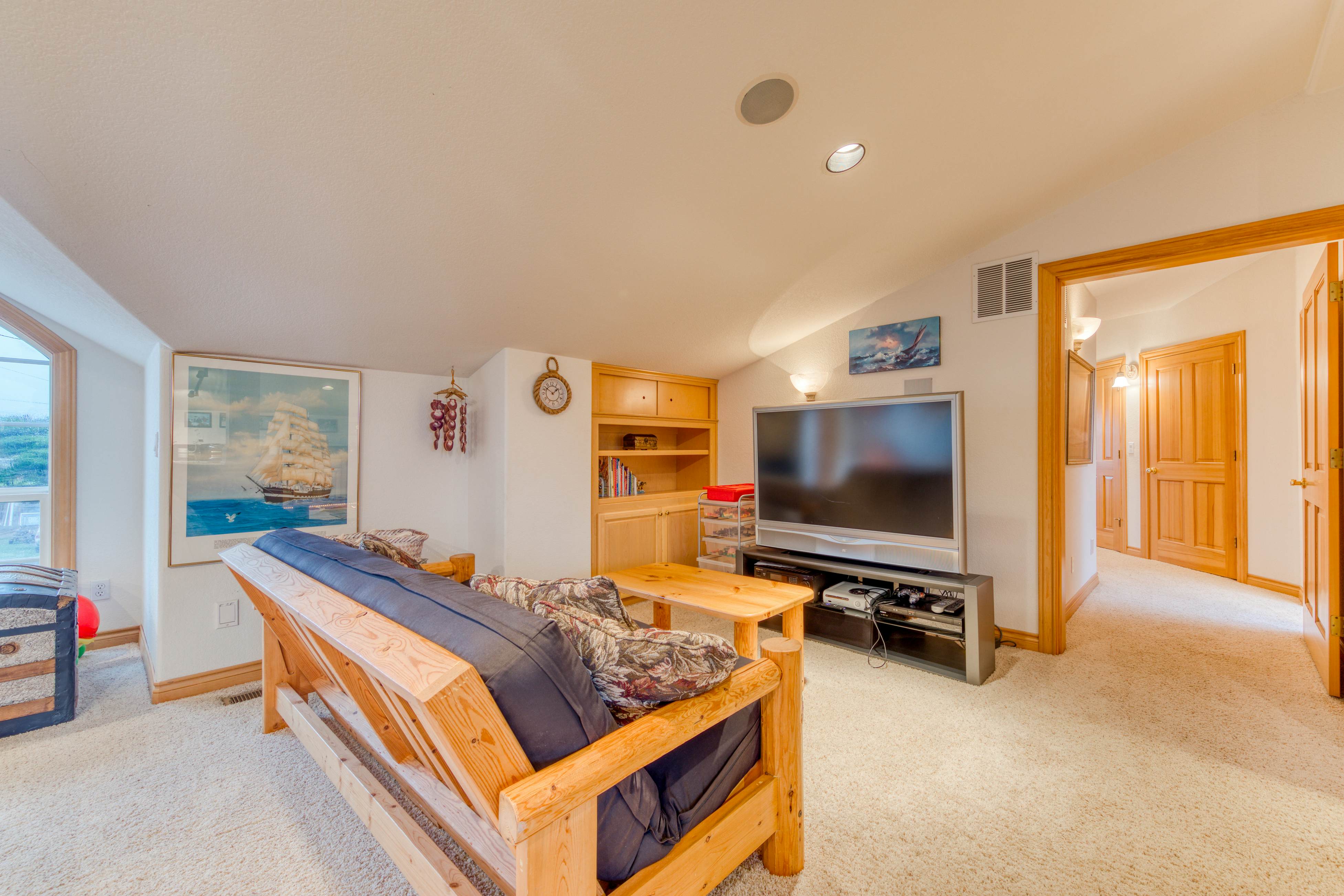 Spacious oceanfront house with pool table foosball gaming system and fireplace