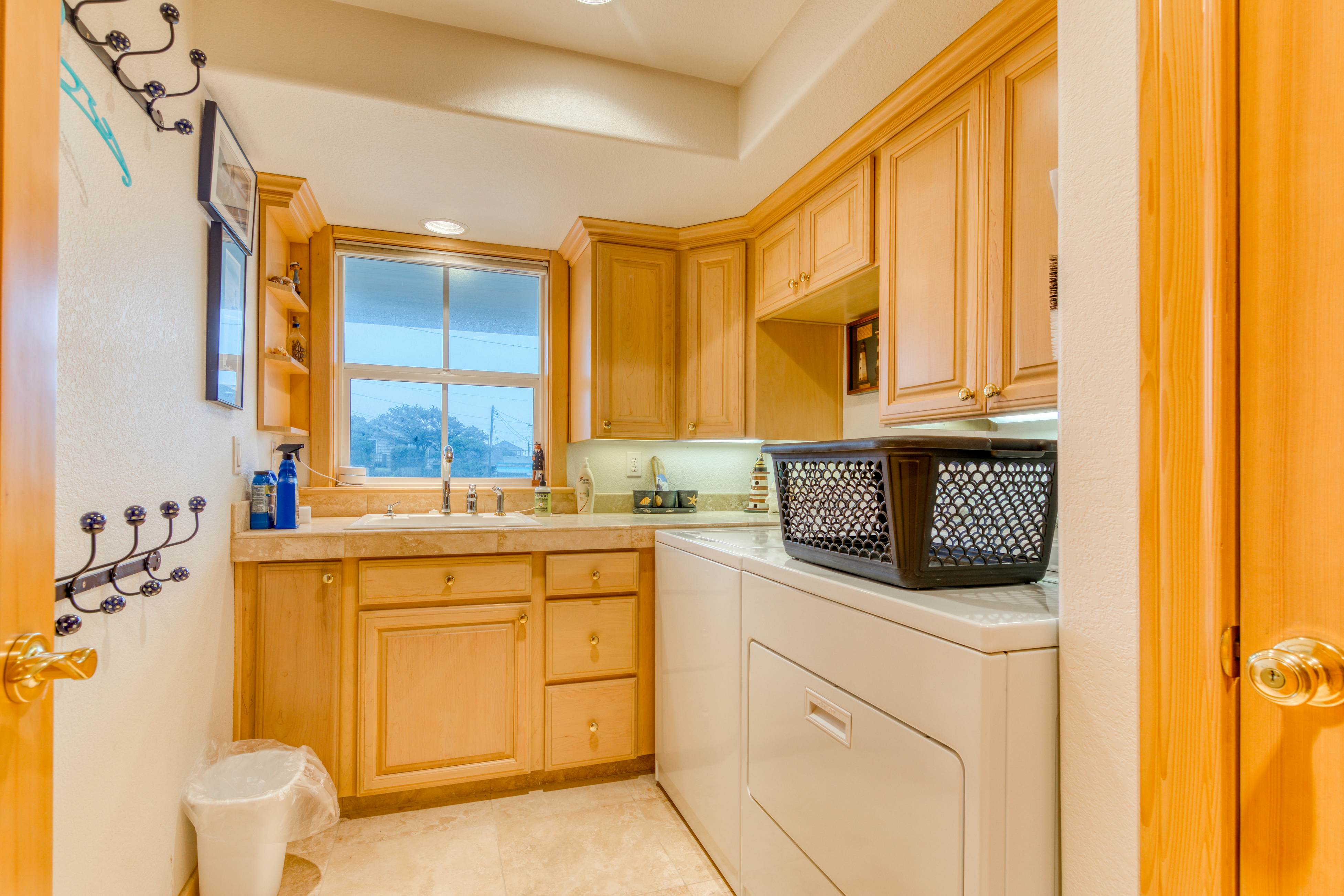 Spacious oceanfront house with pool table foosball gaming system and fireplace