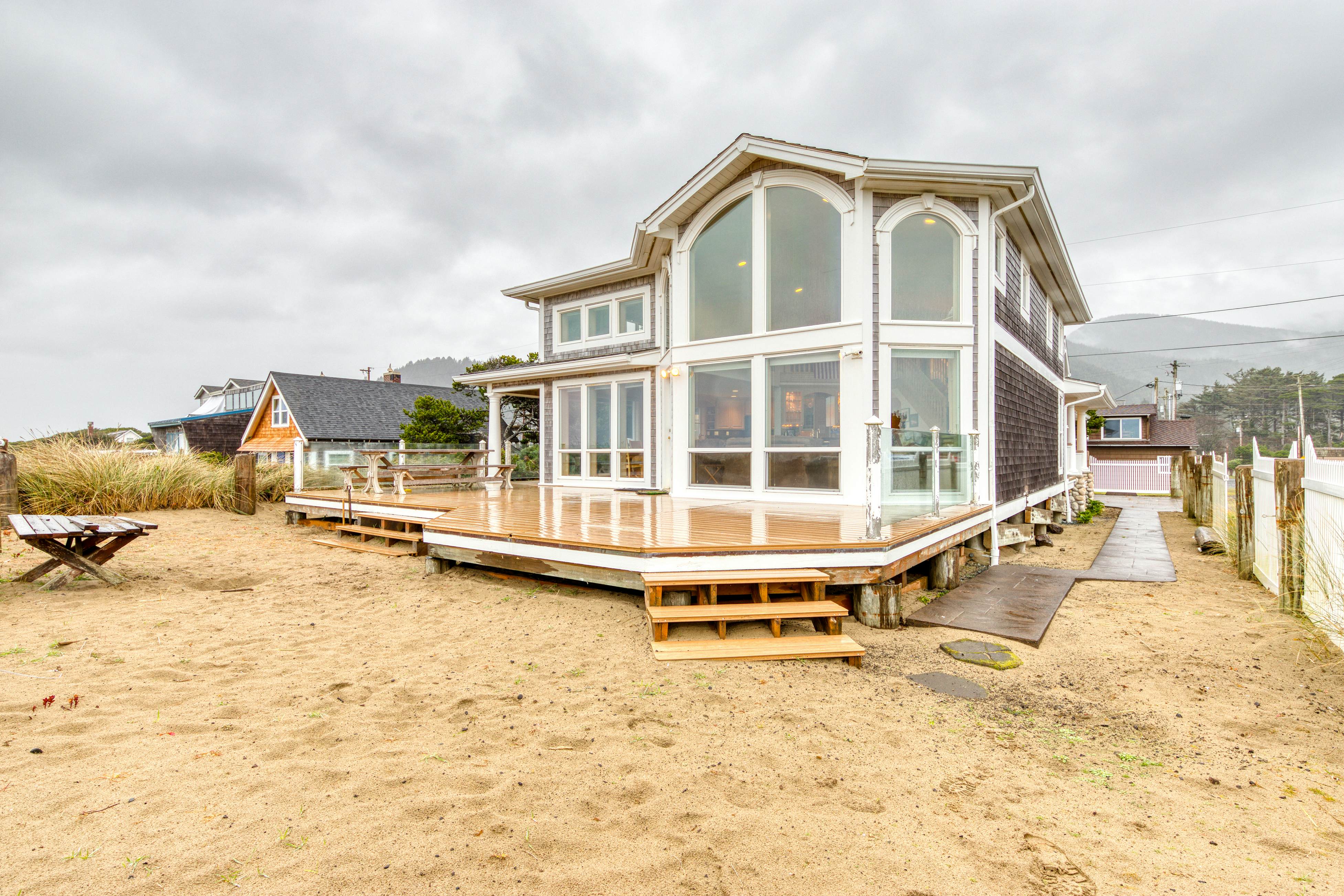 Spacious oceanfront house with pool table foosball gaming system and fireplace