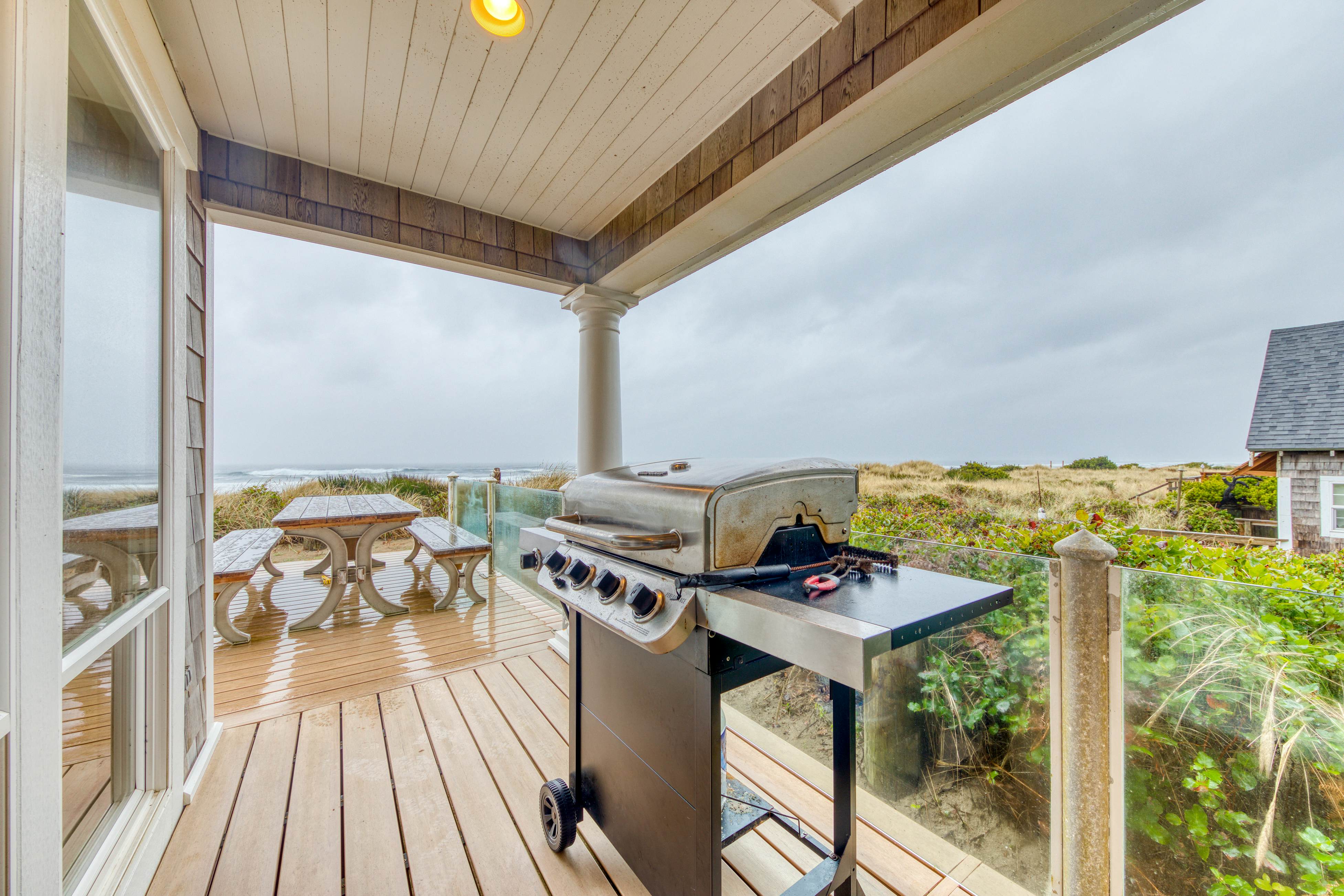 Spacious oceanfront house with pool table foosball gaming system and fireplace