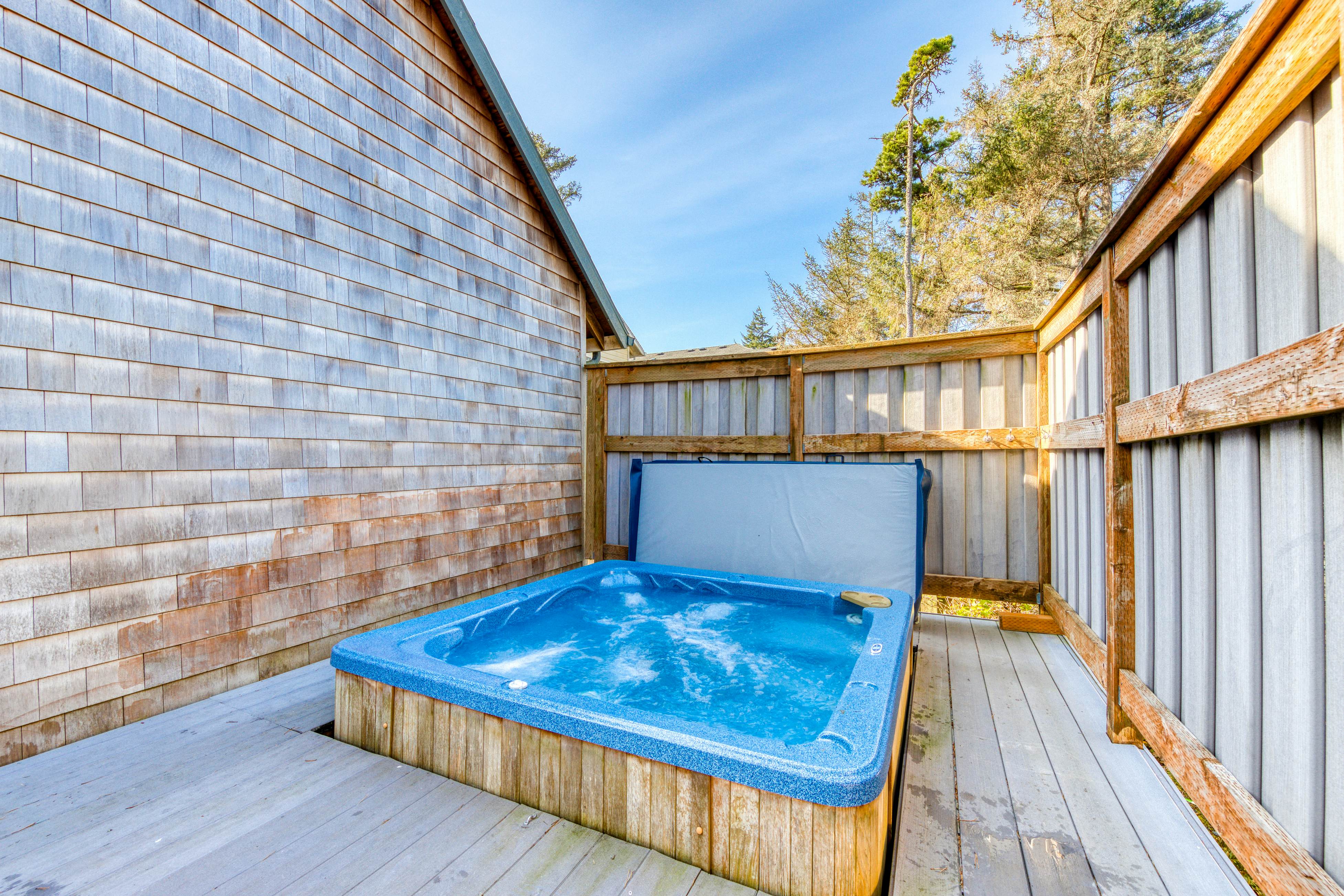 Modern dog-friendly house w/ private hot tub, gas fireplace, & free WiFi