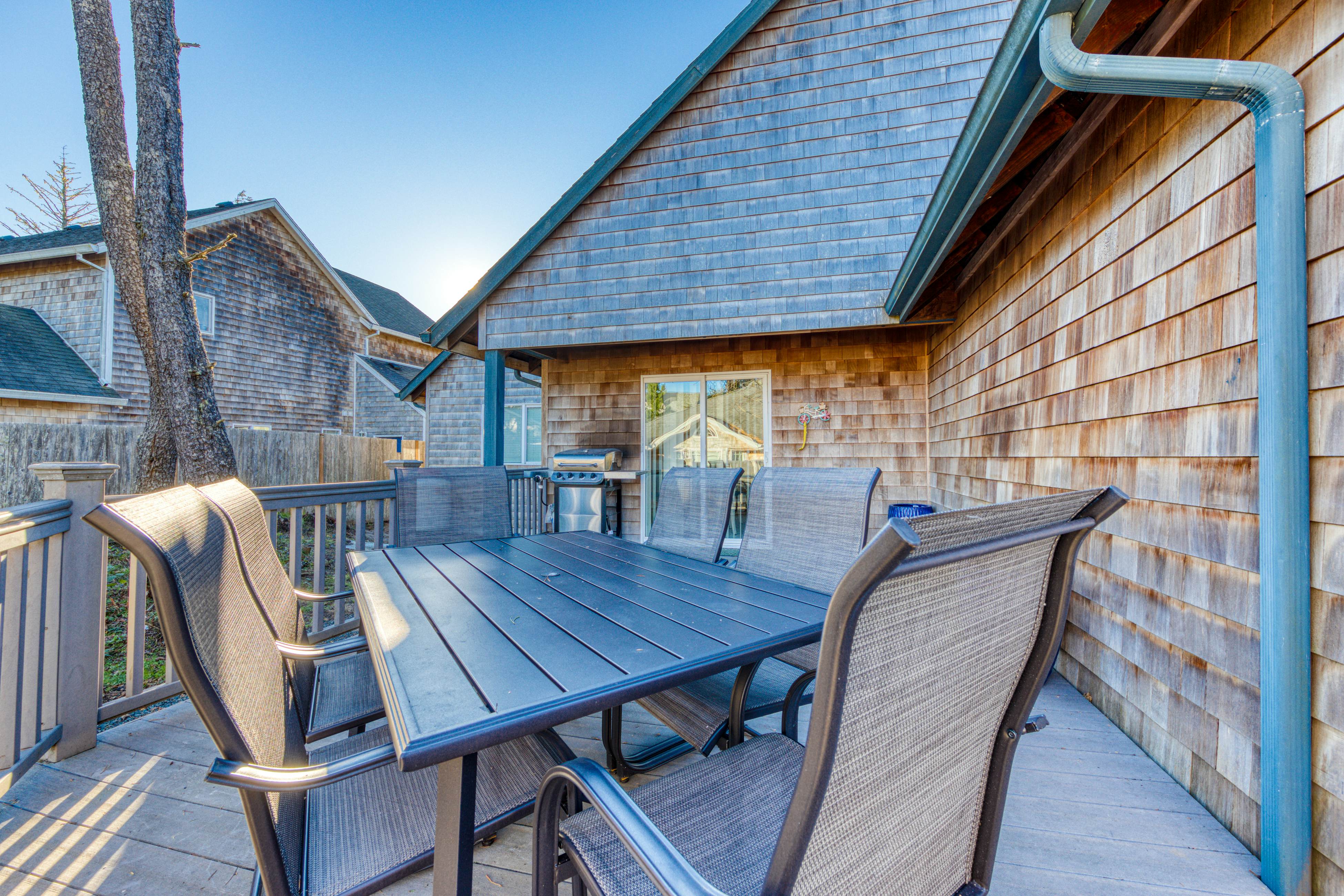 Modern dog-friendly house w/ private hot tub, gas fireplace, & free WiFi