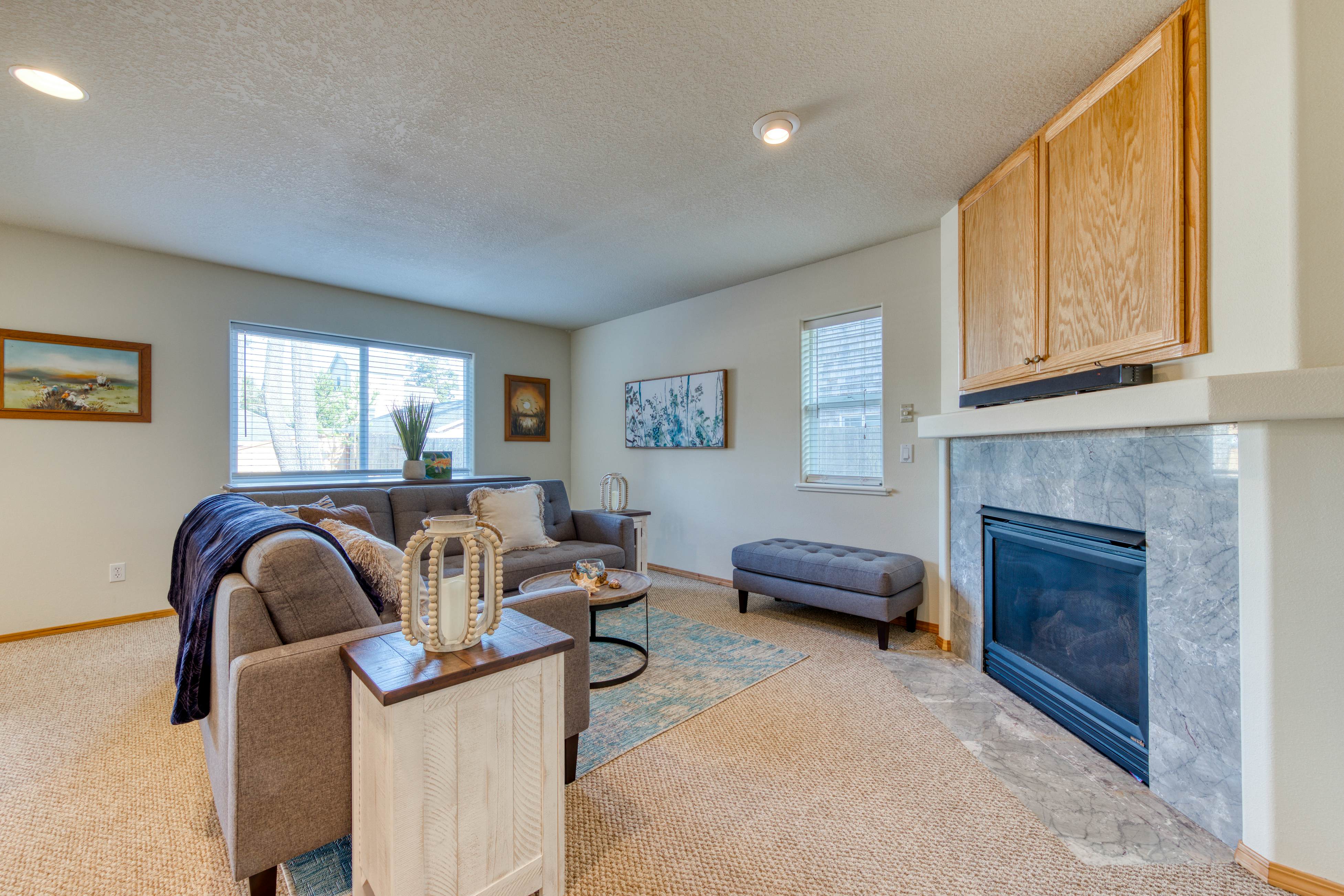 Modern dog-friendly house w/ private hot tub, gas fireplace, & free WiFi