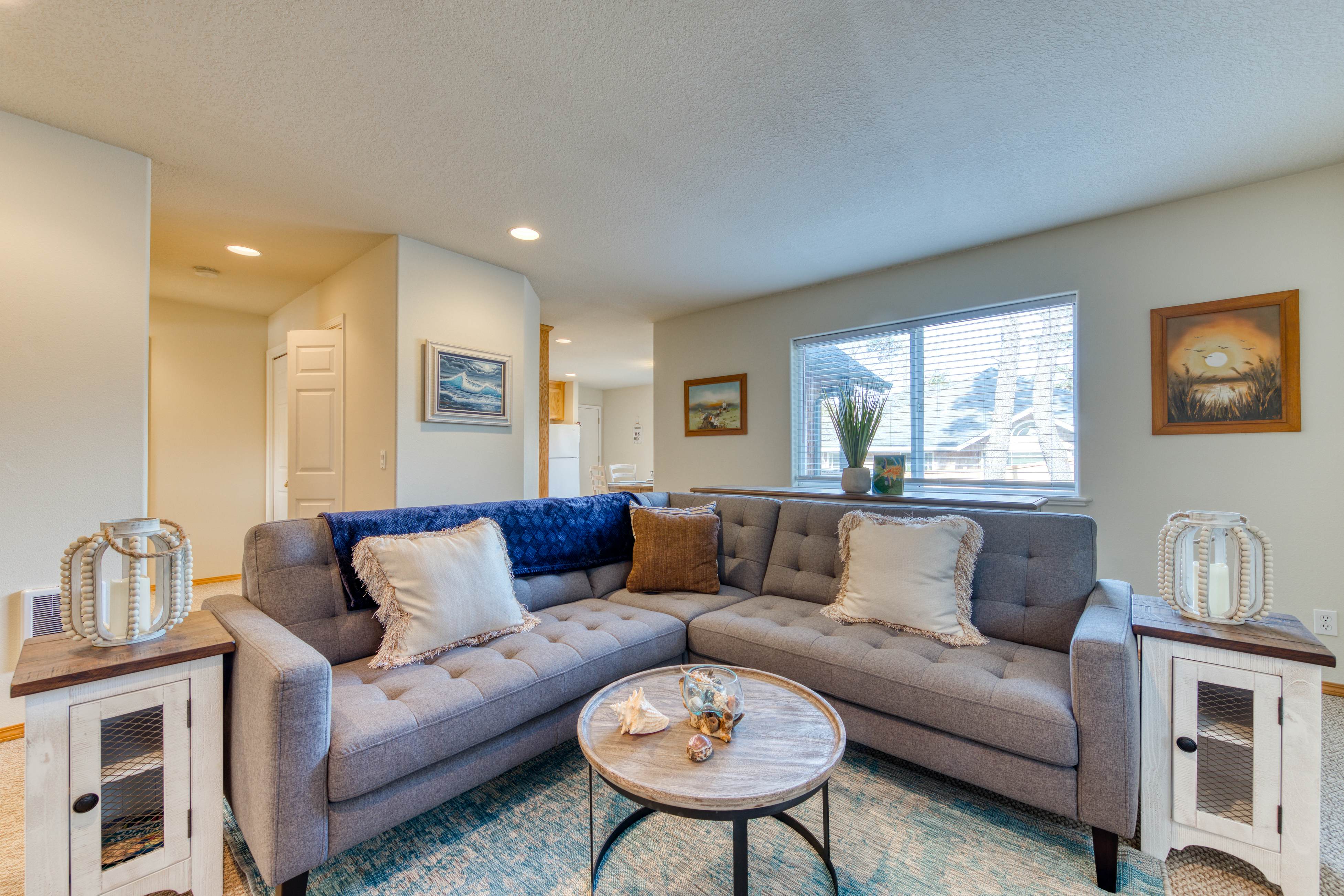 Modern dog-friendly house w/ private hot tub, gas fireplace, & free WiFi