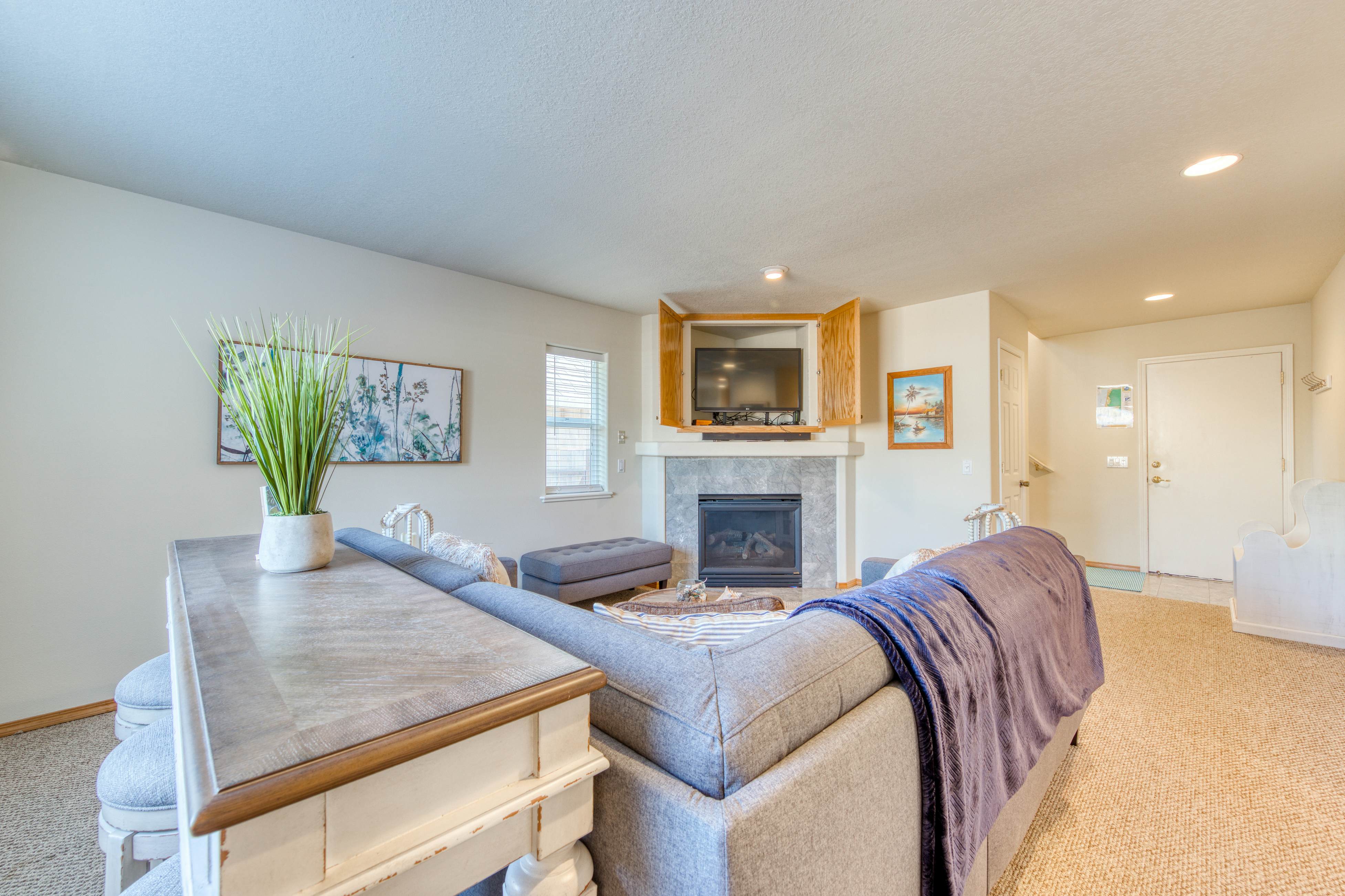 Modern dog-friendly house w/ private hot tub, gas fireplace, & free WiFi