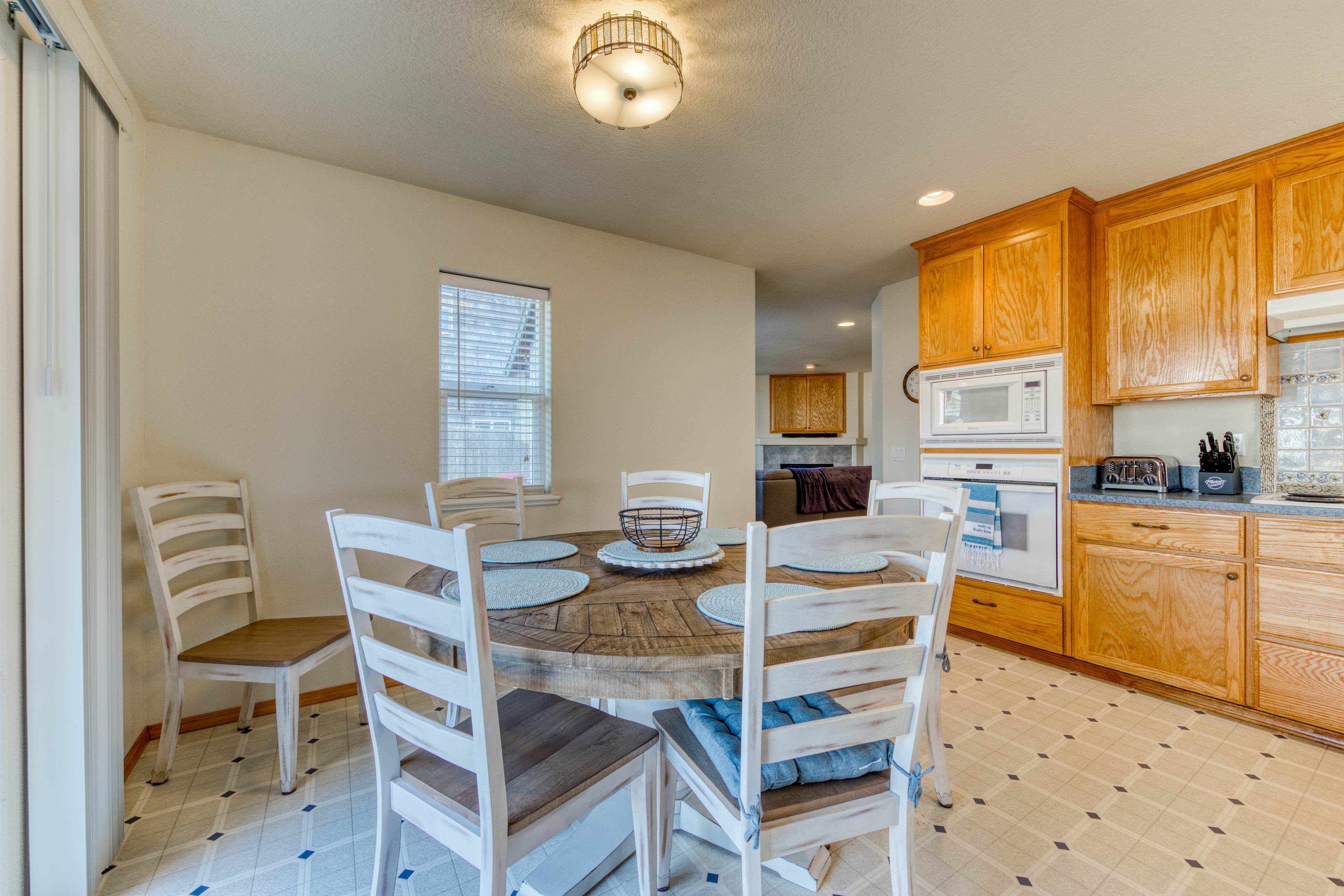 Modern dog-friendly house w/ private hot tub, gas fireplace, & free WiFi