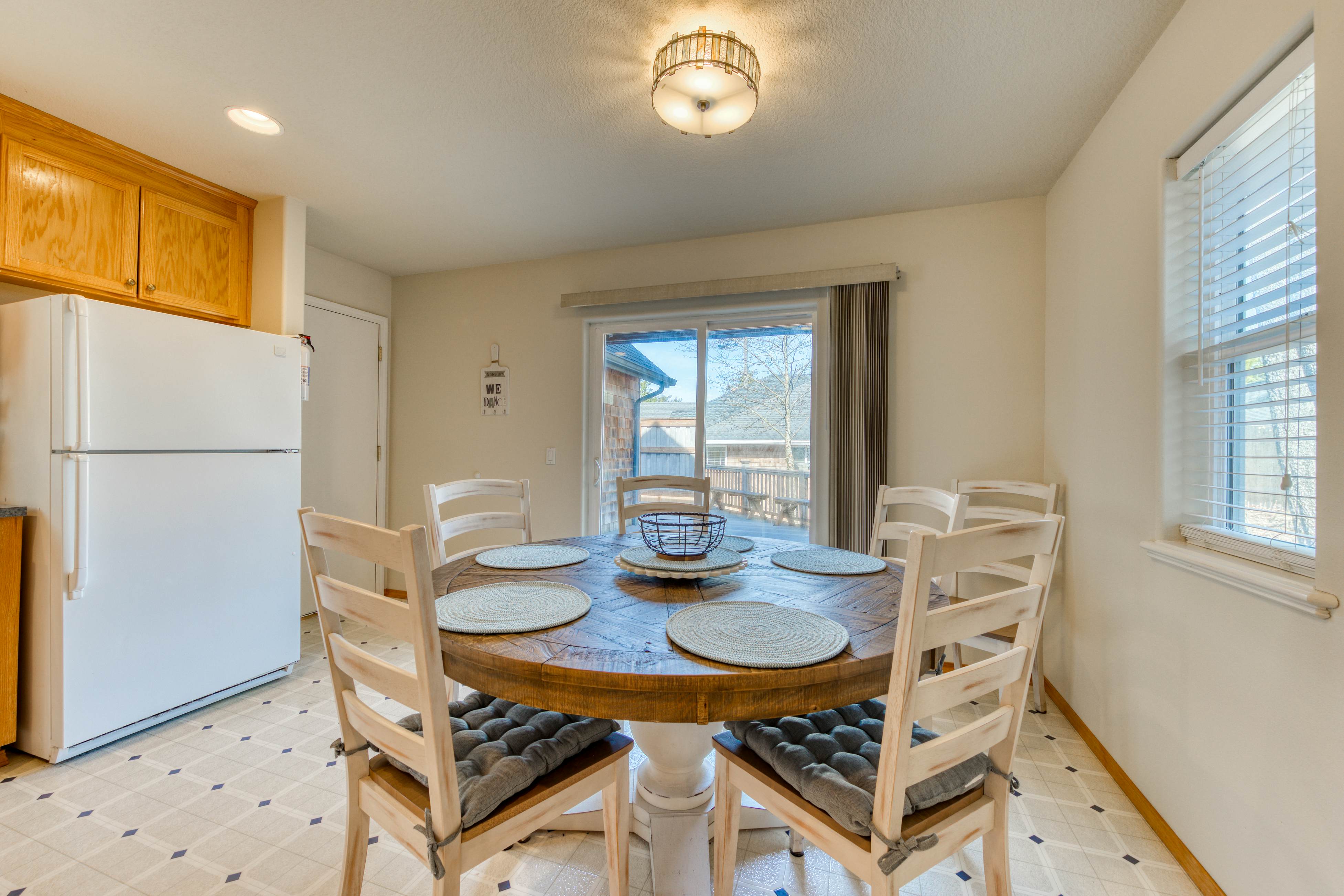 Modern dog-friendly house w/ private hot tub, gas fireplace, & free WiFi