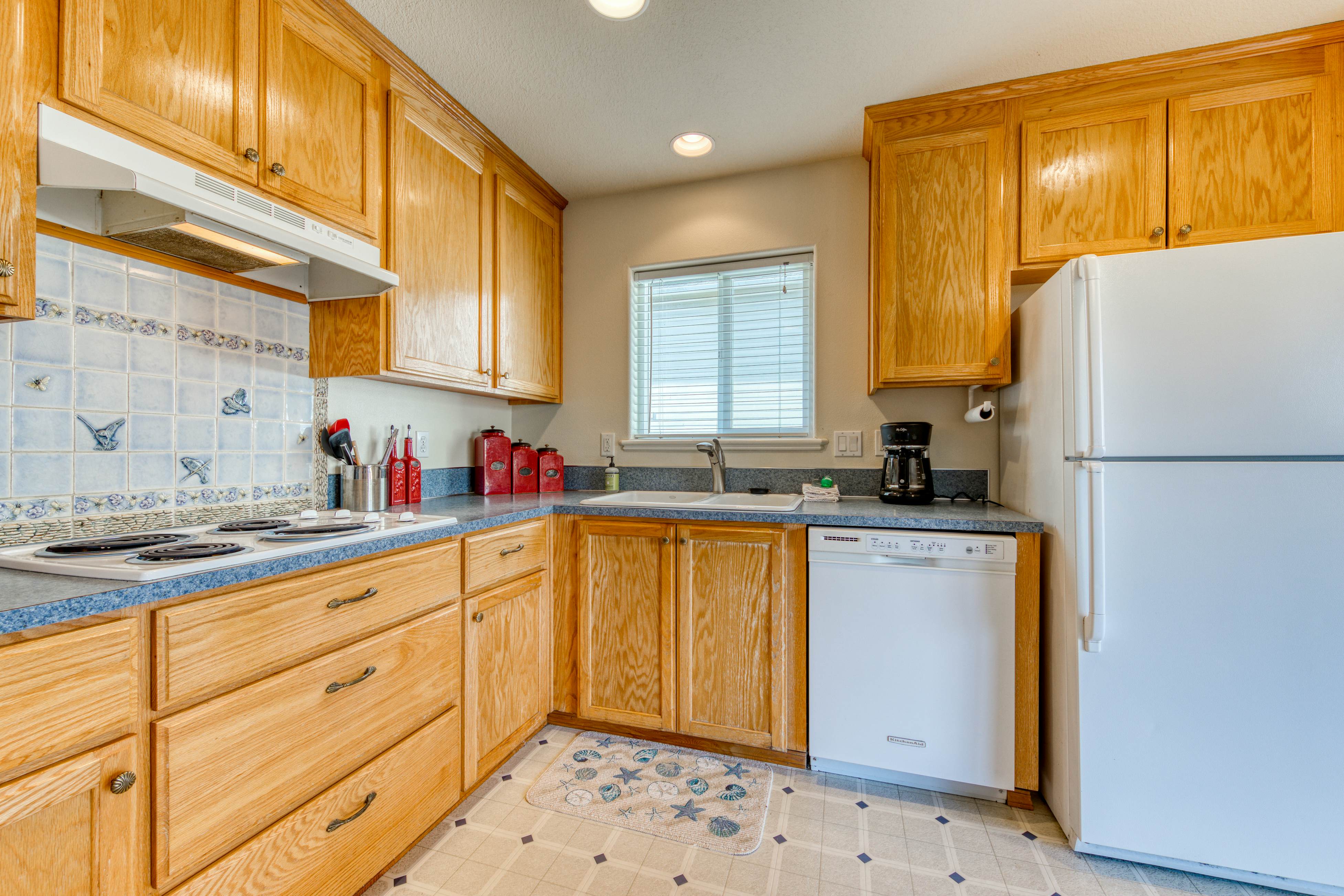 Modern dog-friendly house w/ private hot tub, gas fireplace, & free WiFi