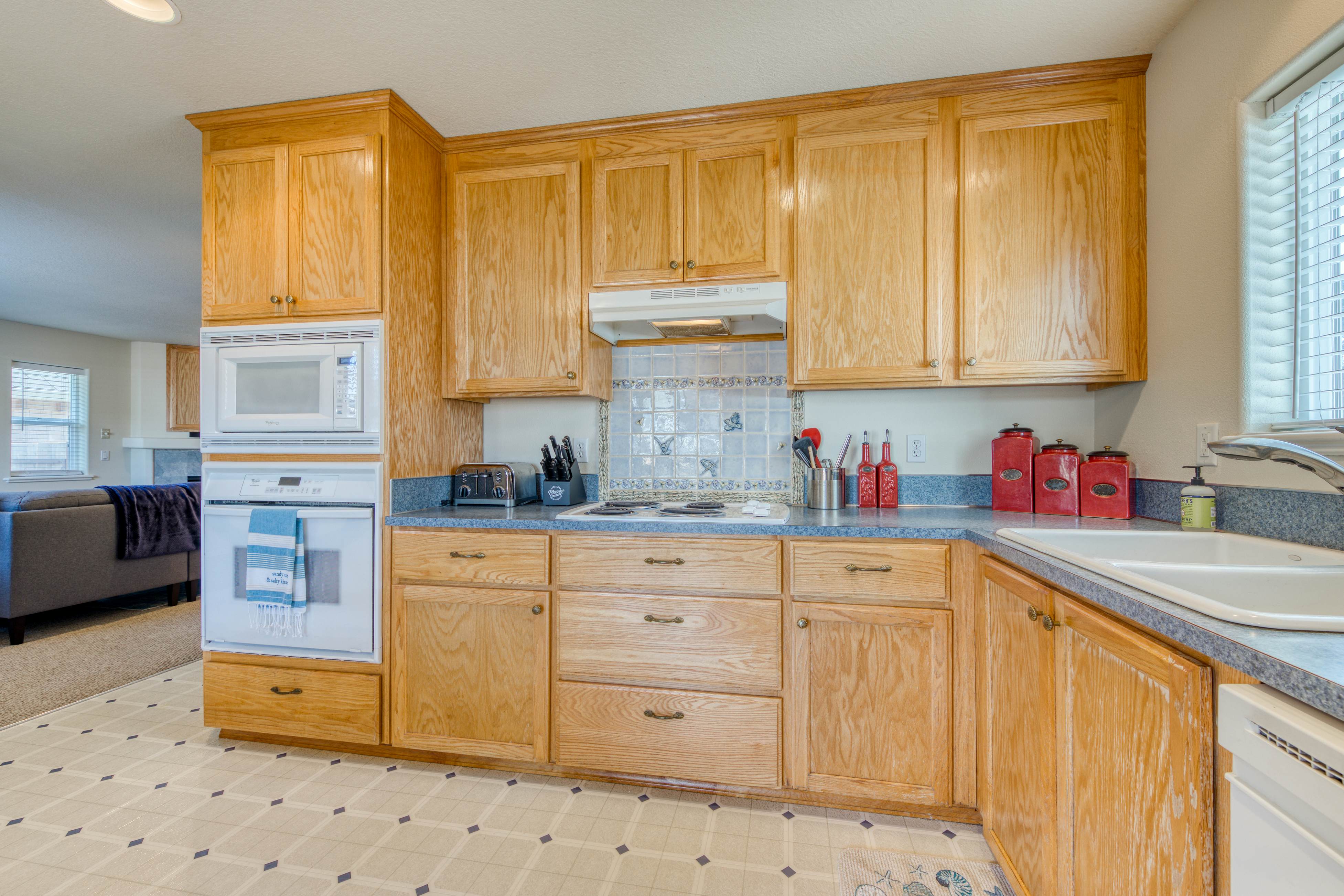 Modern dog-friendly house w/ private hot tub, gas fireplace, & free WiFi