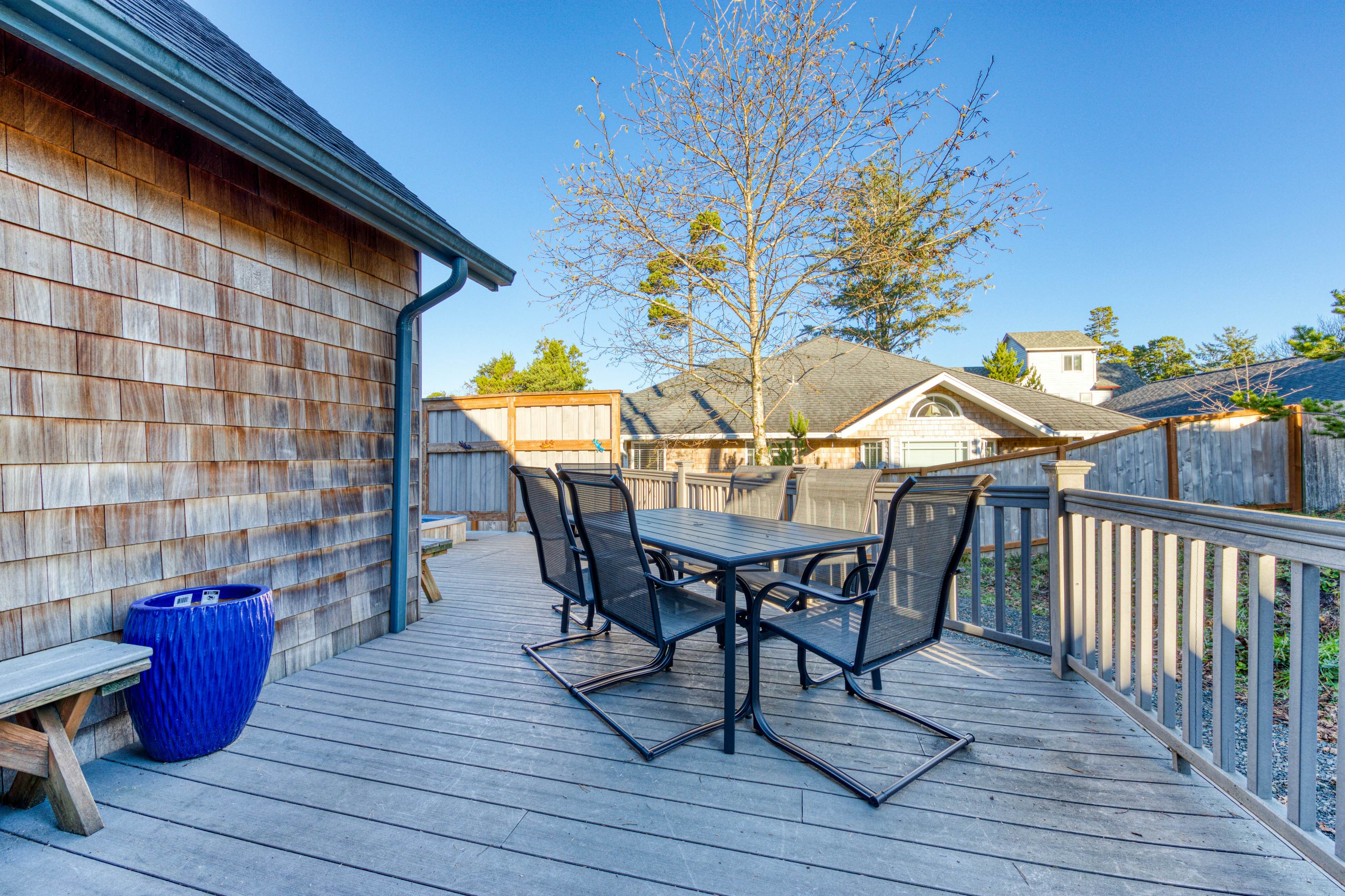 Modern dog-friendly house w/ private hot tub, gas fireplace, & free WiFi