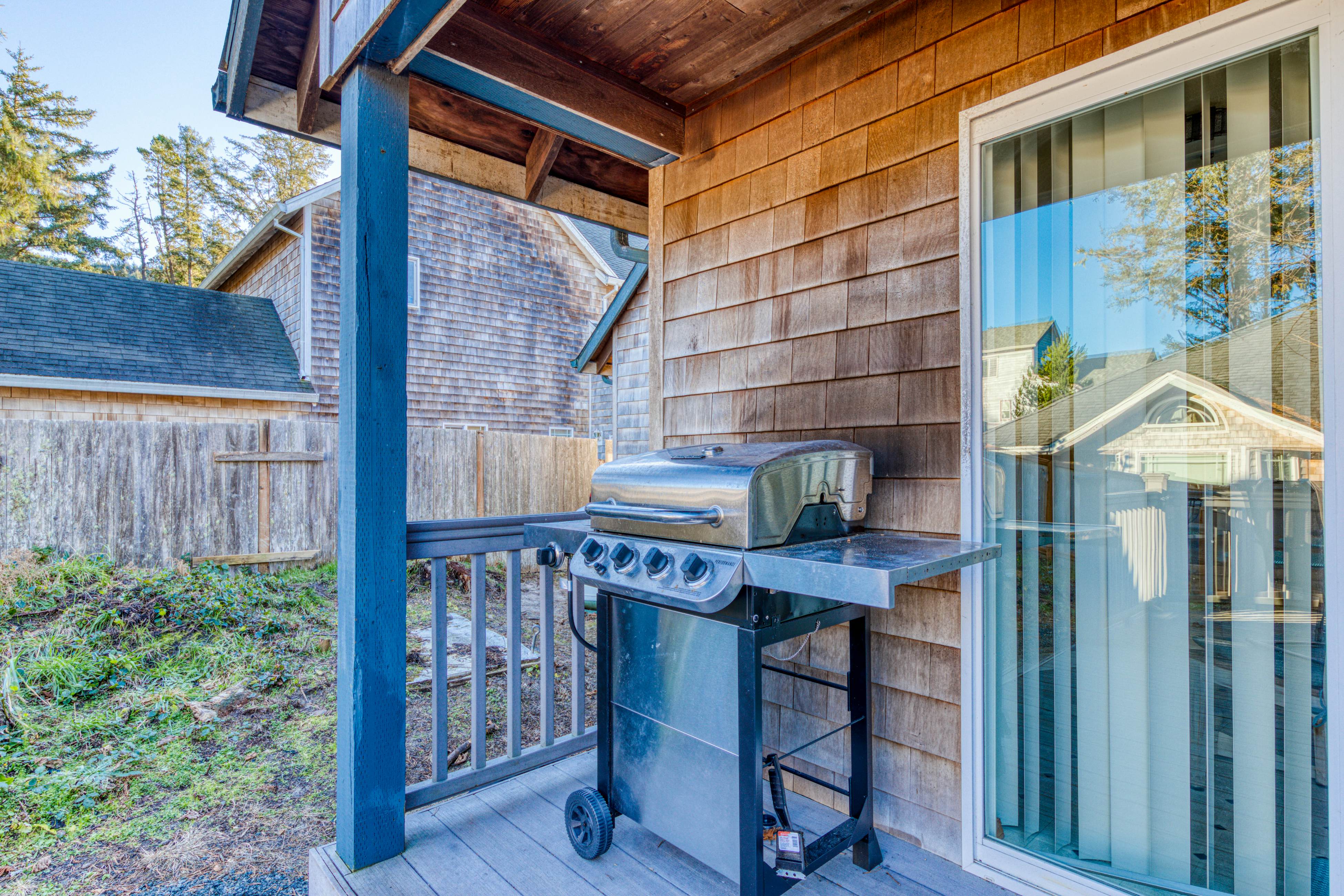 Modern dog-friendly house w/ private hot tub, gas fireplace, & free WiFi